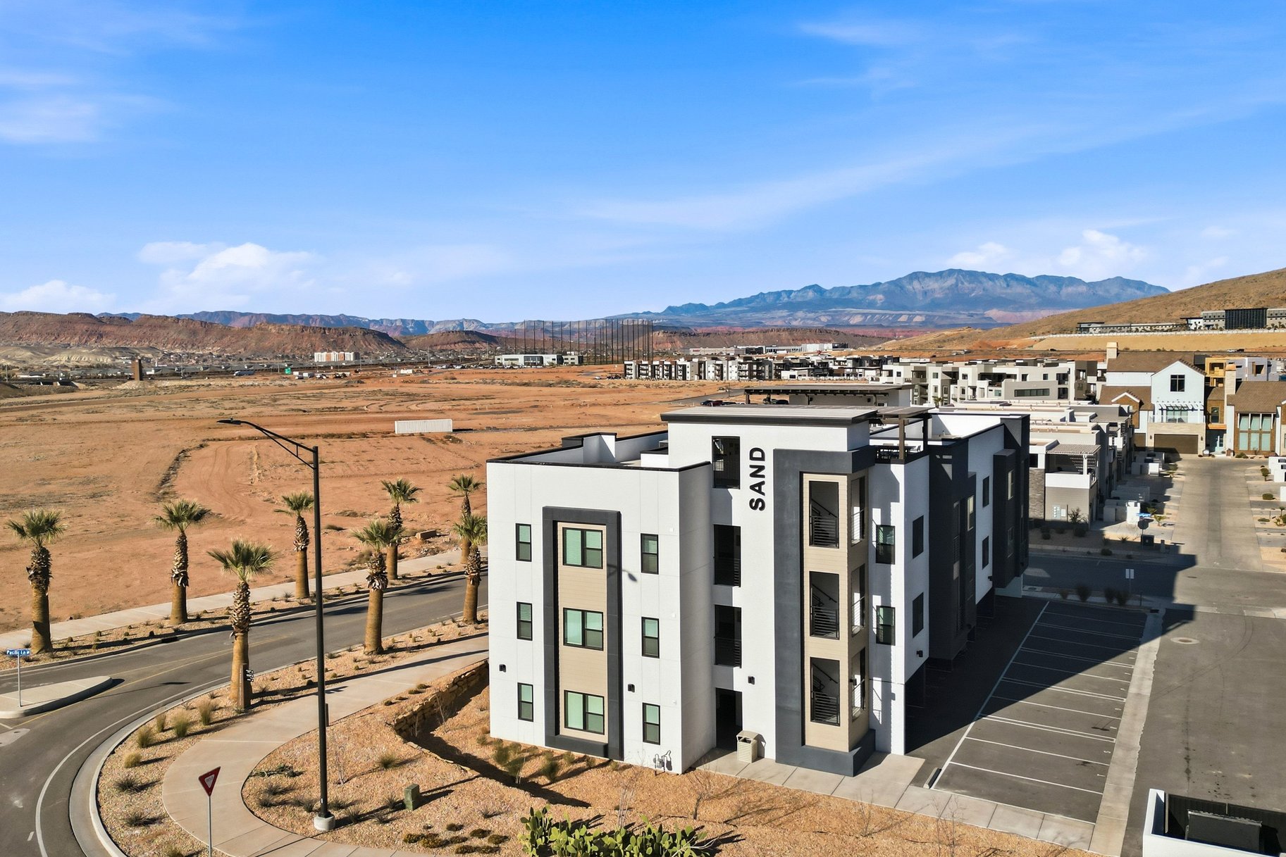  Top-Floor Desert Color Retreat With Lagoon Access & Views - 物件實景