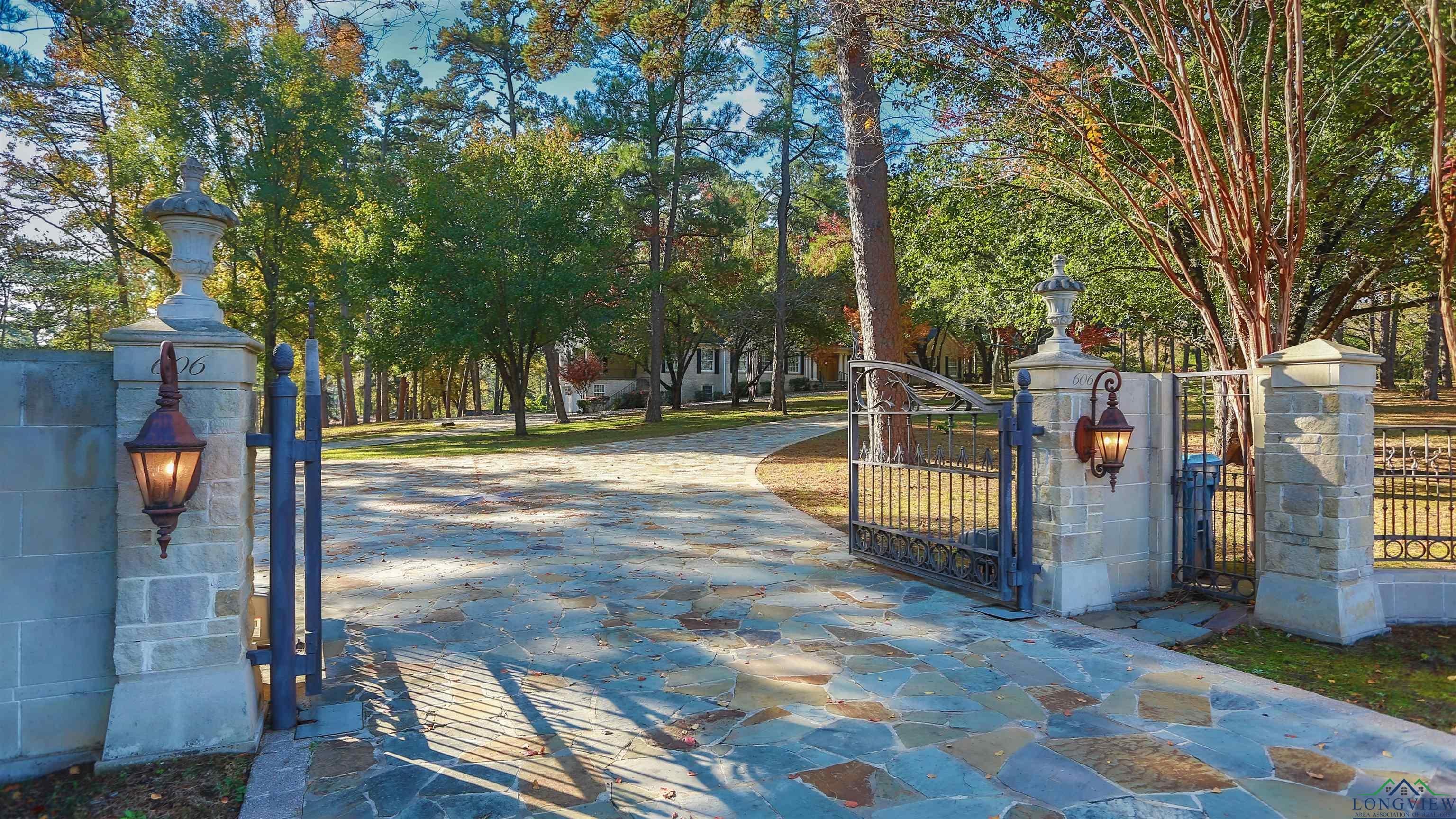 Marshall, Texas, 75670, United States, 5 Bedrooms Bedrooms, ,5 BathroomsBathrooms,Residential,For Sale,1943328
