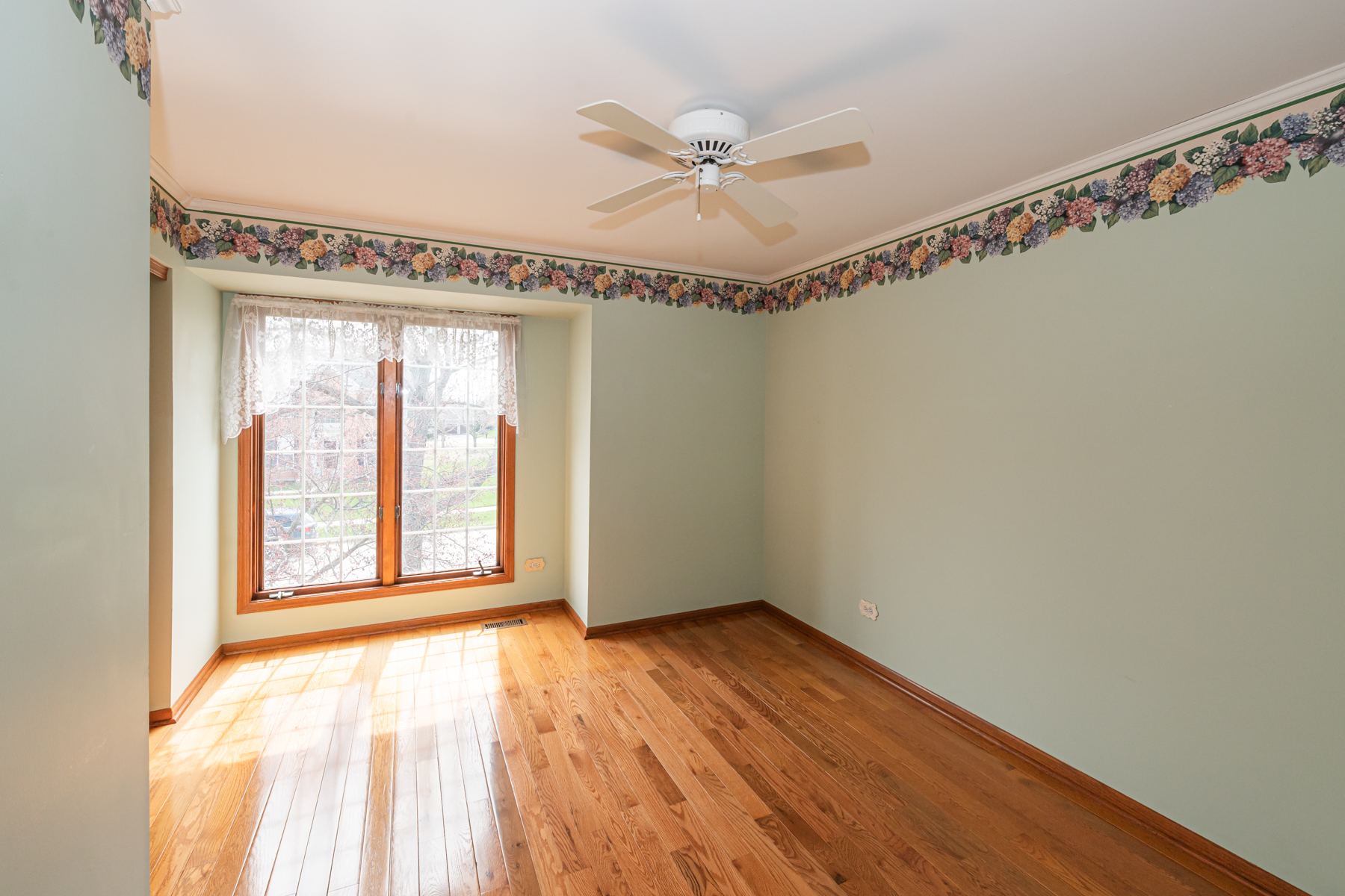  Beautifully Maintained Storybook Home - 物件實景