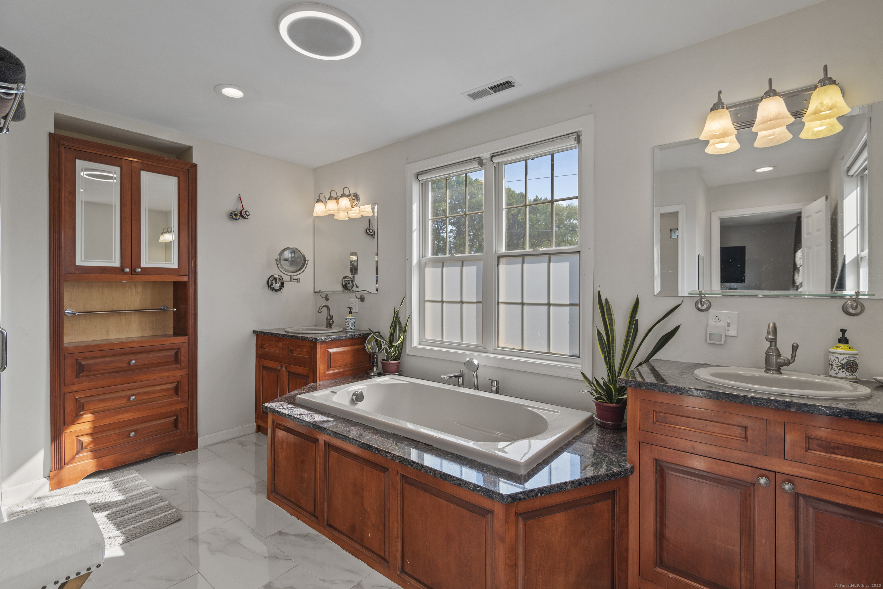 Milford, Connecticut, 06460, United States, 4 Bedrooms Bedrooms, ,3 BathroomsBathrooms,Residential,For Sale,1848853