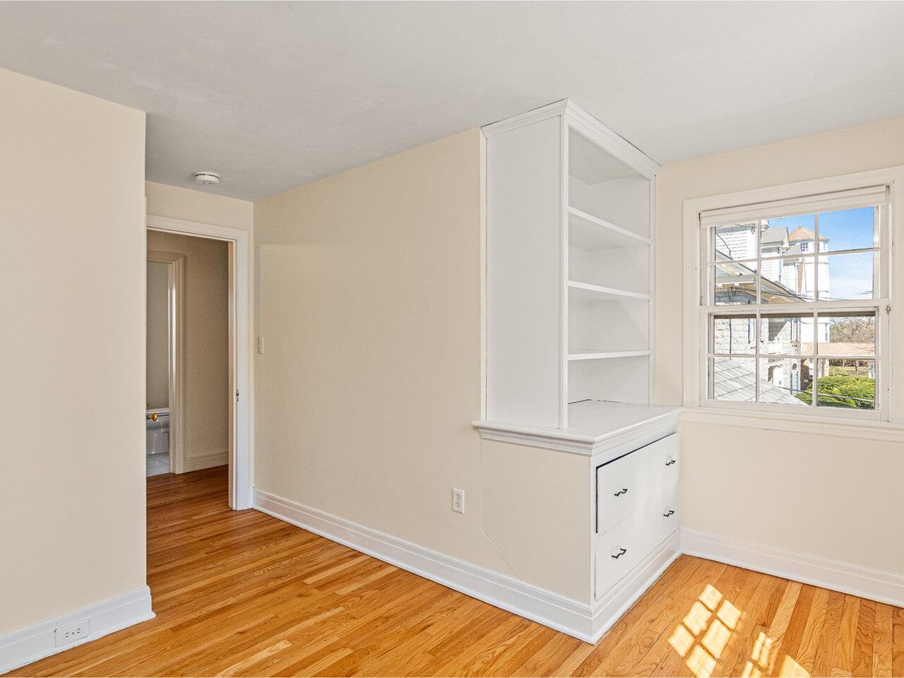 Burlington, Vermont, 05401, United States, 3 Bedrooms Bedrooms, ,2 BathroomsBathrooms,Residential,For Sale,1777019
