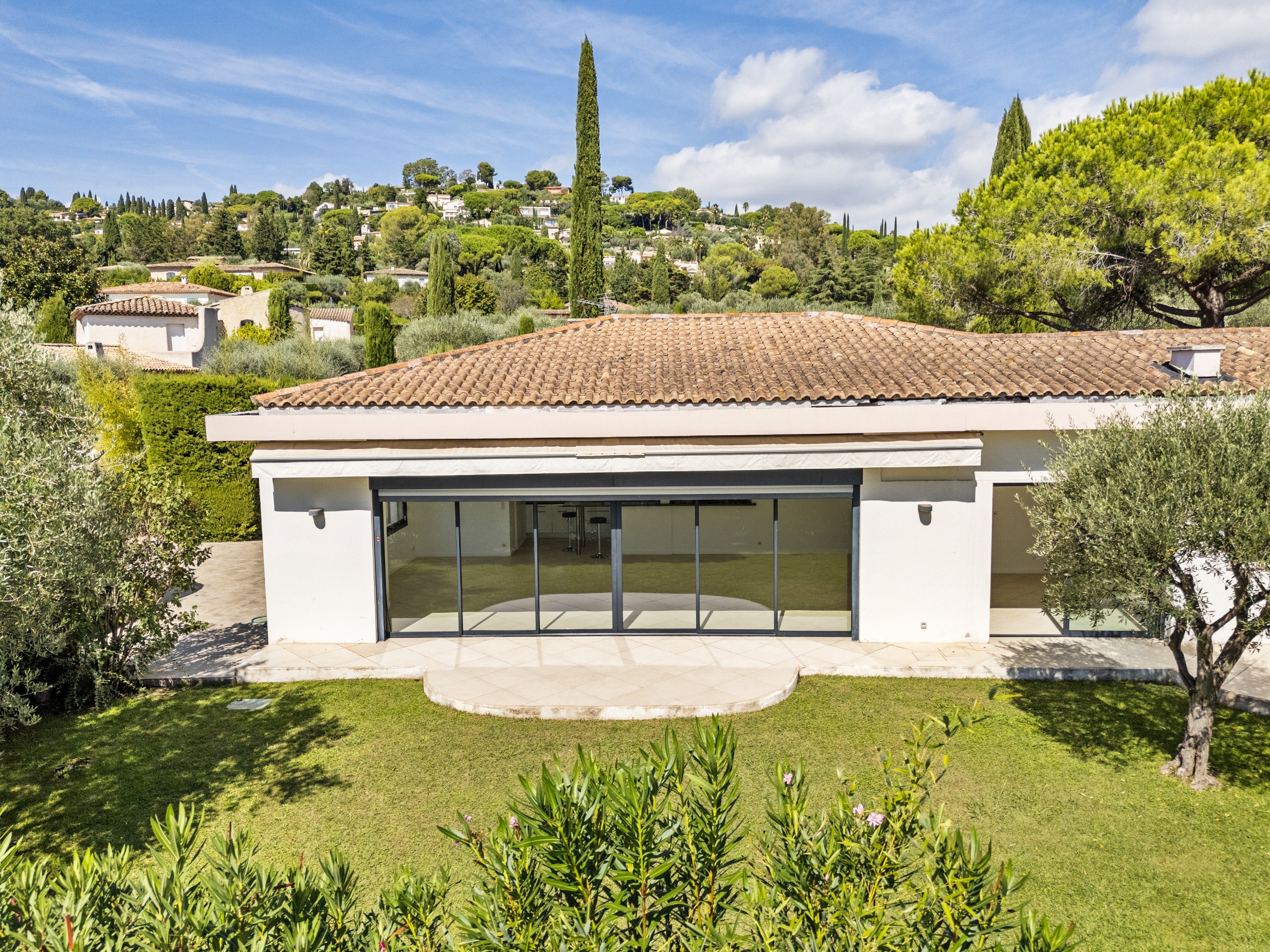  Contemporary single-storey villa with pool and pétanque court for sale in Mougi… - 物件實景