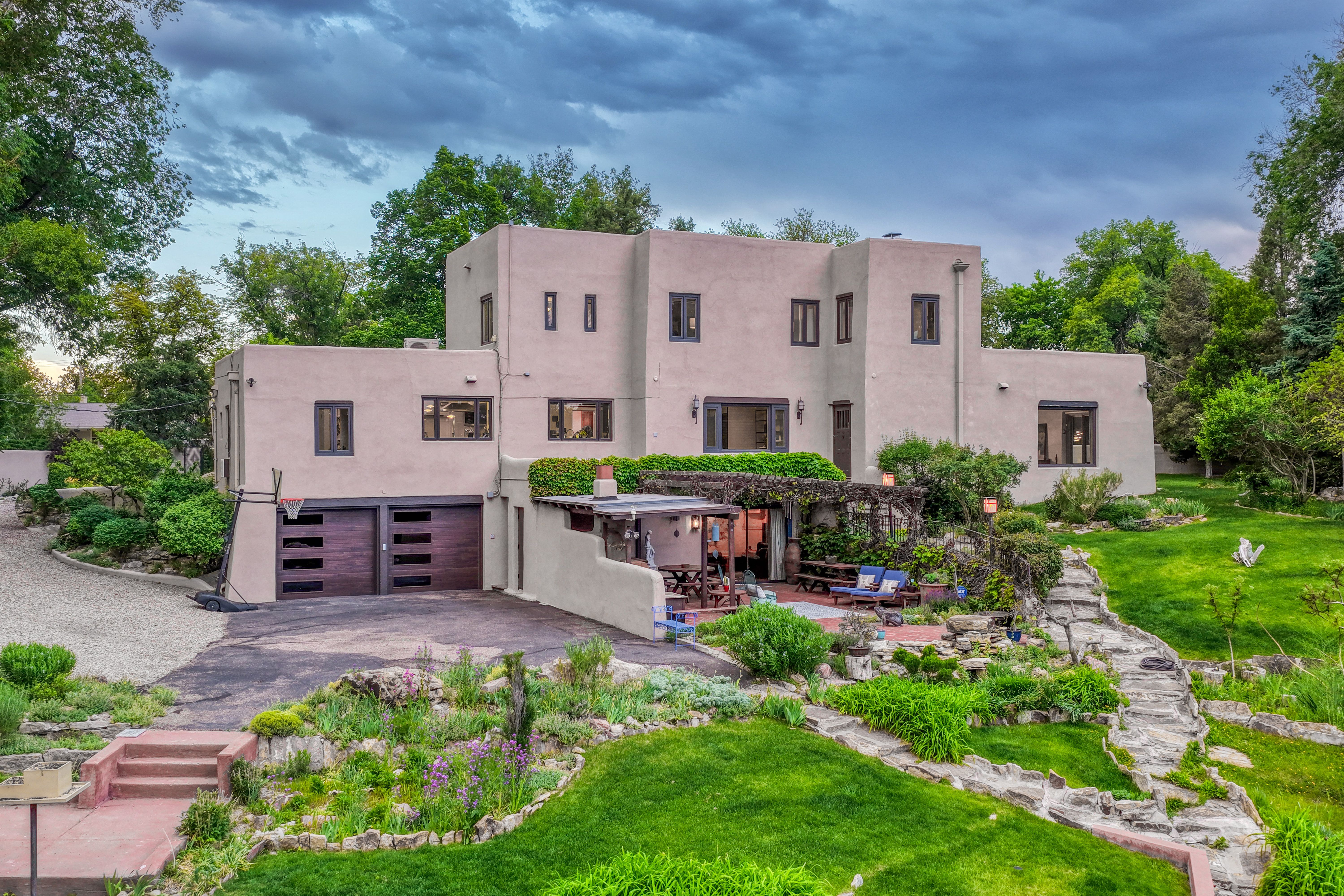  Introducing the Harold Florman House, a Rare and Authentic 1939 Pueblo Revival - 物件實景