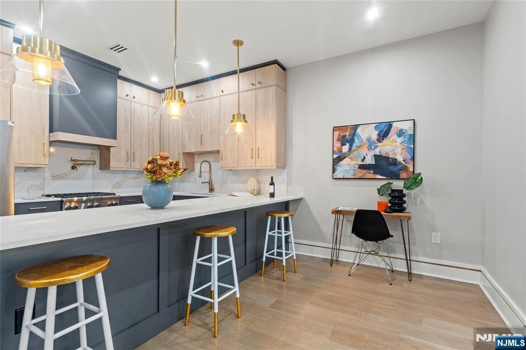 Jersey City, New Jersey, 07307, United States, 3 Bedrooms Bedrooms, ,2 BathroomsBathrooms,Residential,For Sale,1947058