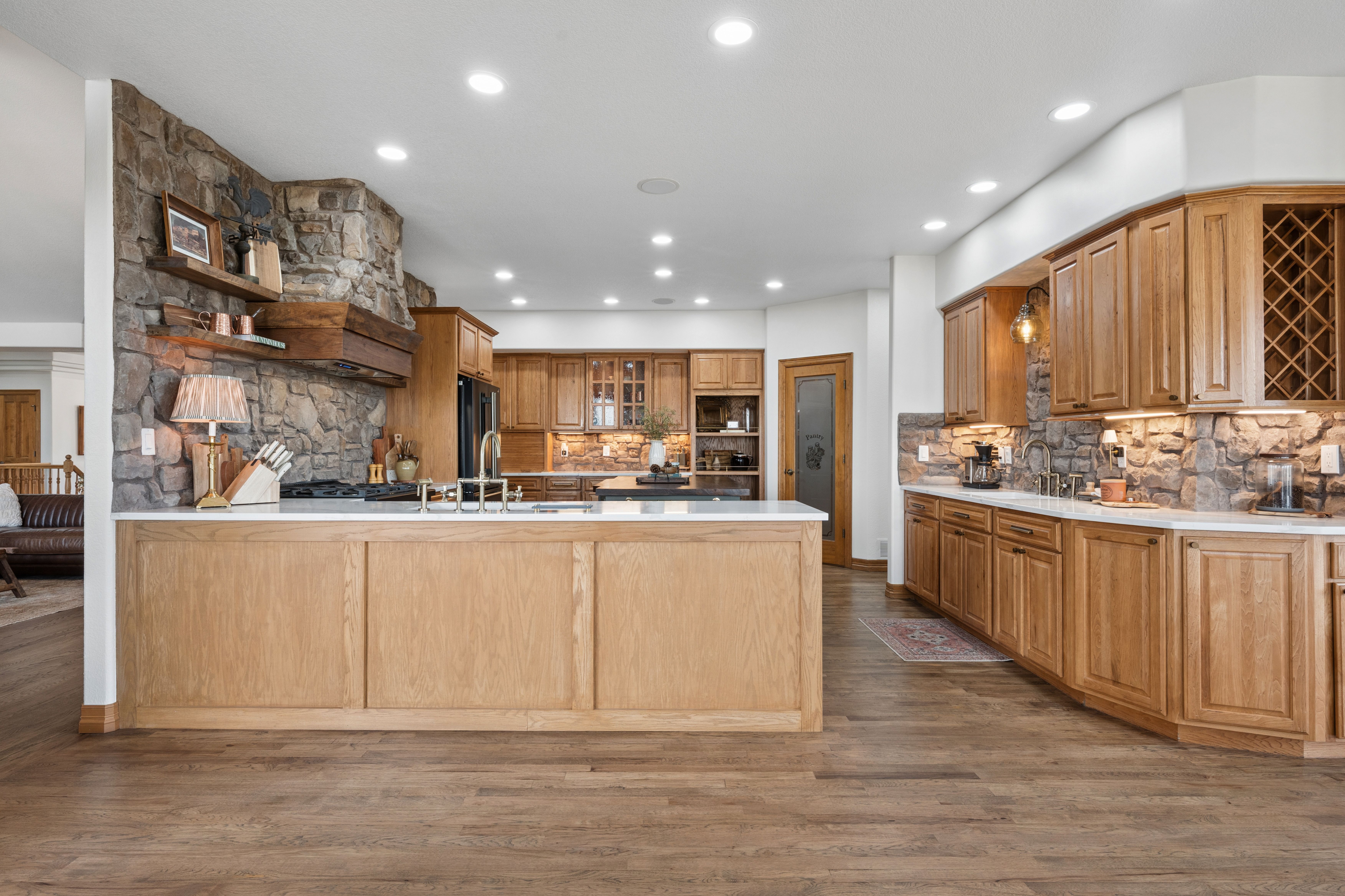  Remodeled 6,100 sq ft rancher on a magical setting spanning 72 acres - 物件實景