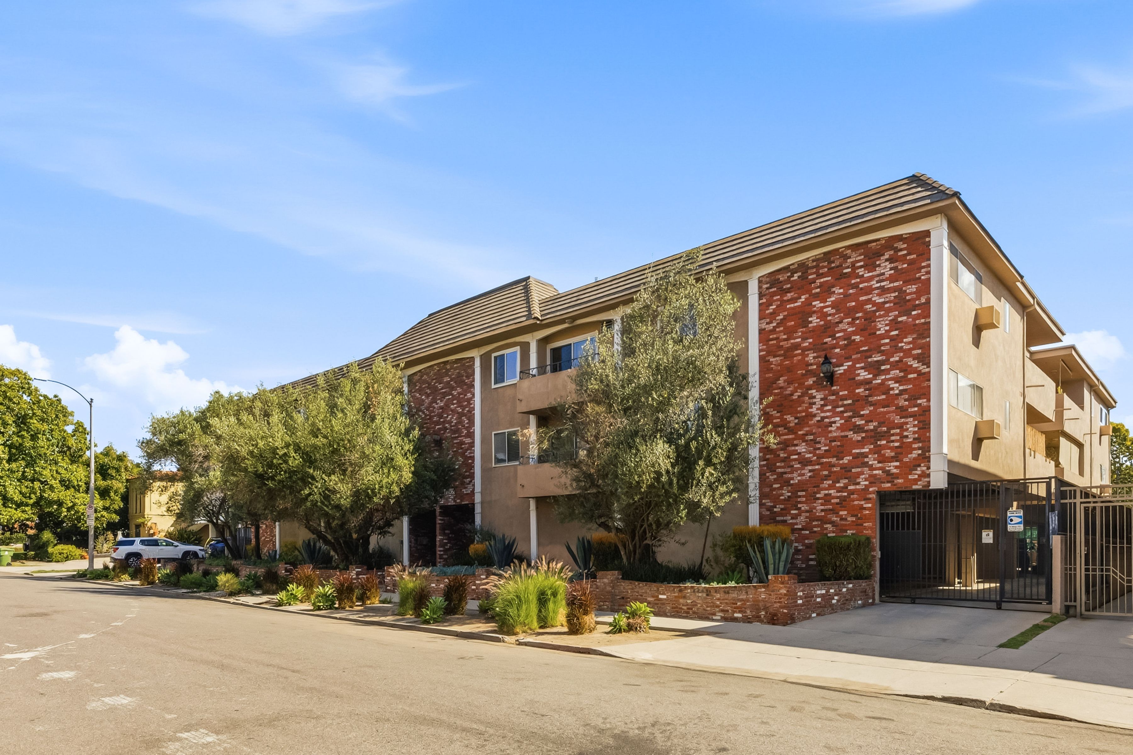  2320 S Bentley Ave - 物件實景