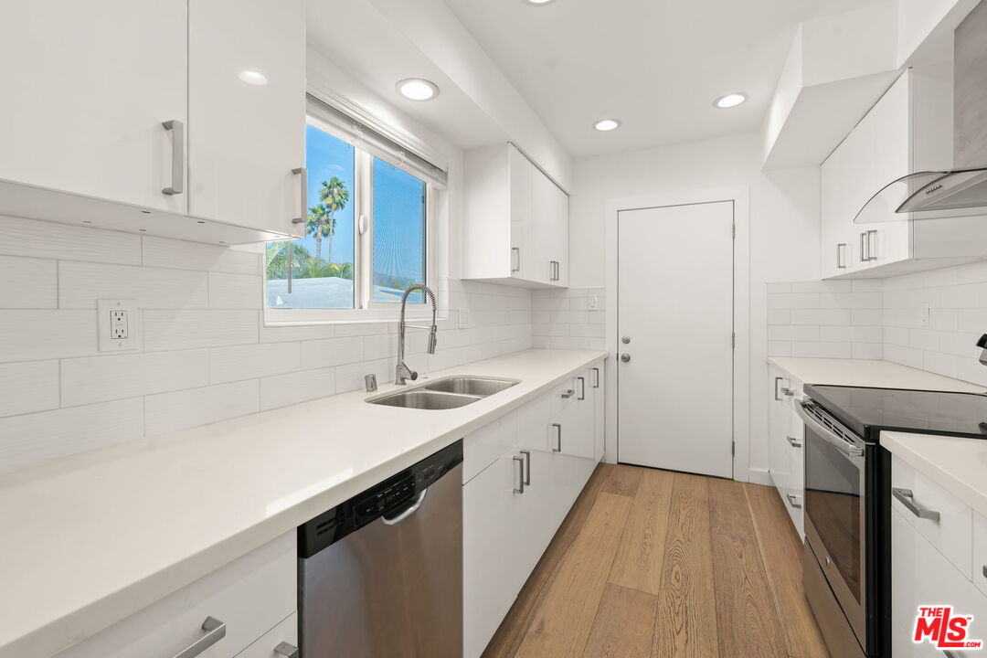 Los Angeles, California, 90046, United States, 3 Bedrooms Bedrooms, ,3 BathroomsBathrooms,Residential,For Sale,1989732