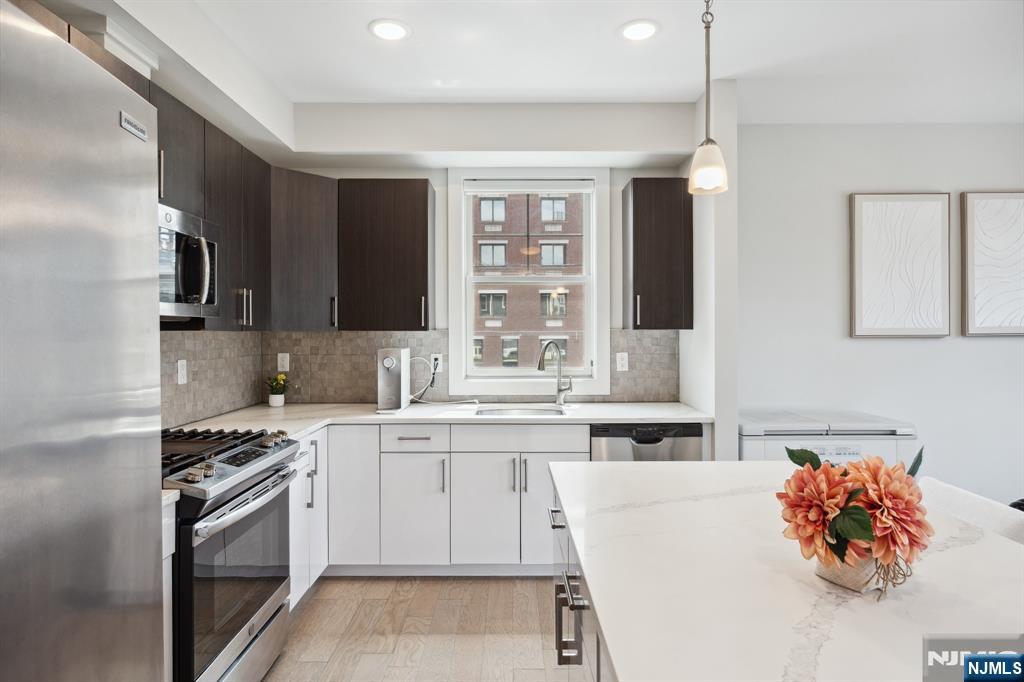 Fort Lee, New Jersey, 07024, United States, 3 Bedrooms Bedrooms, ,3 BathroomsBathrooms,Residential,For Sale,1932356