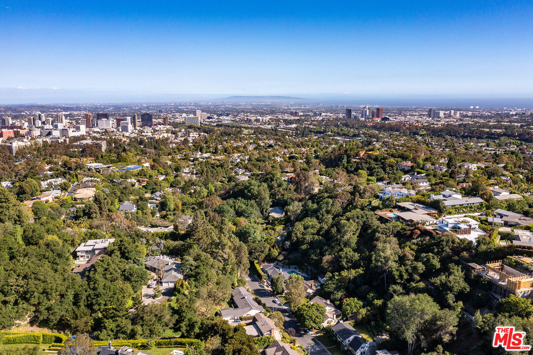 Los Angeles, California, 90049, United States, 2 Bedrooms Bedrooms, ,3 BathroomsBathrooms,Residential,For Sale,1819125
