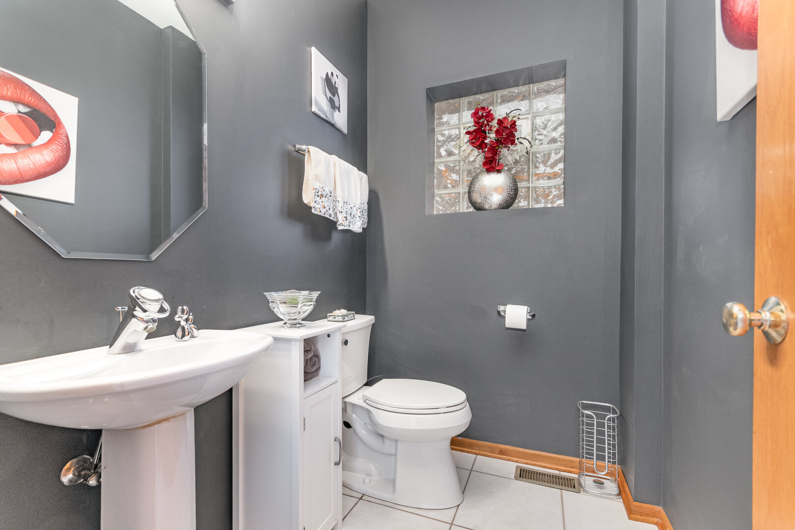 Chicago, Illinois, 60609, United States, 3 Bedrooms Bedrooms, ,3 BathroomsBathrooms,Residential,For Sale,1941639