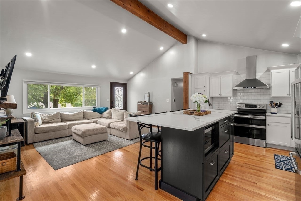 Waltham, Massachusetts, 02453, United States, 3 Bedrooms Bedrooms, ,2 BathroomsBathrooms,Residential,For Sale,1939650