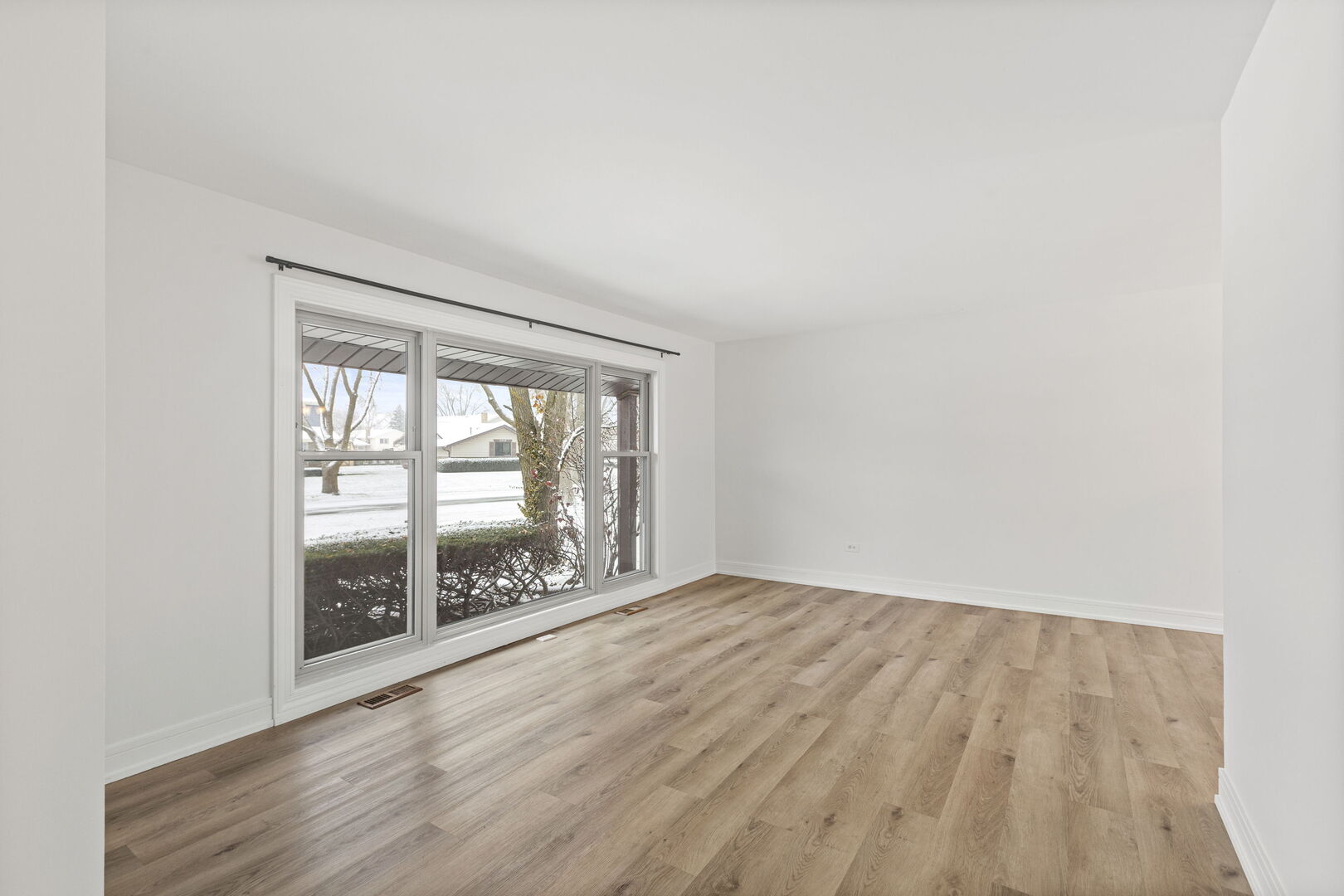 Arlington Heights, Illinois, 60004, United States, 3 Bedrooms Bedrooms, ,2 BathroomsBathrooms,Residential,For Sale,2000962