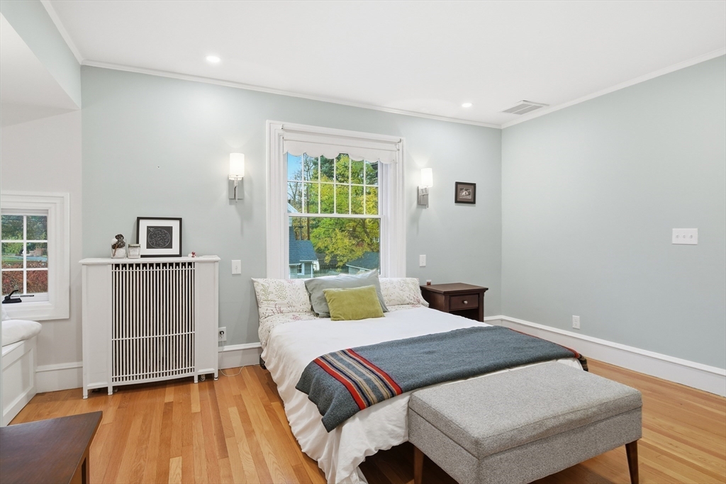 Holyoke, Massachusetts, 01040, United States, 5 Bedrooms Bedrooms, ,4 BathroomsBathrooms,Residential,For Sale,1991316