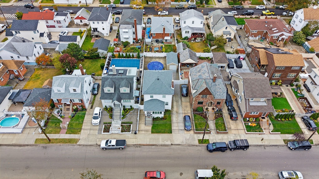 Howard Beach, New York, 11414, United States, 4 Bedrooms Bedrooms, ,1 BathroomBathrooms,Residential,For Sale,1986099