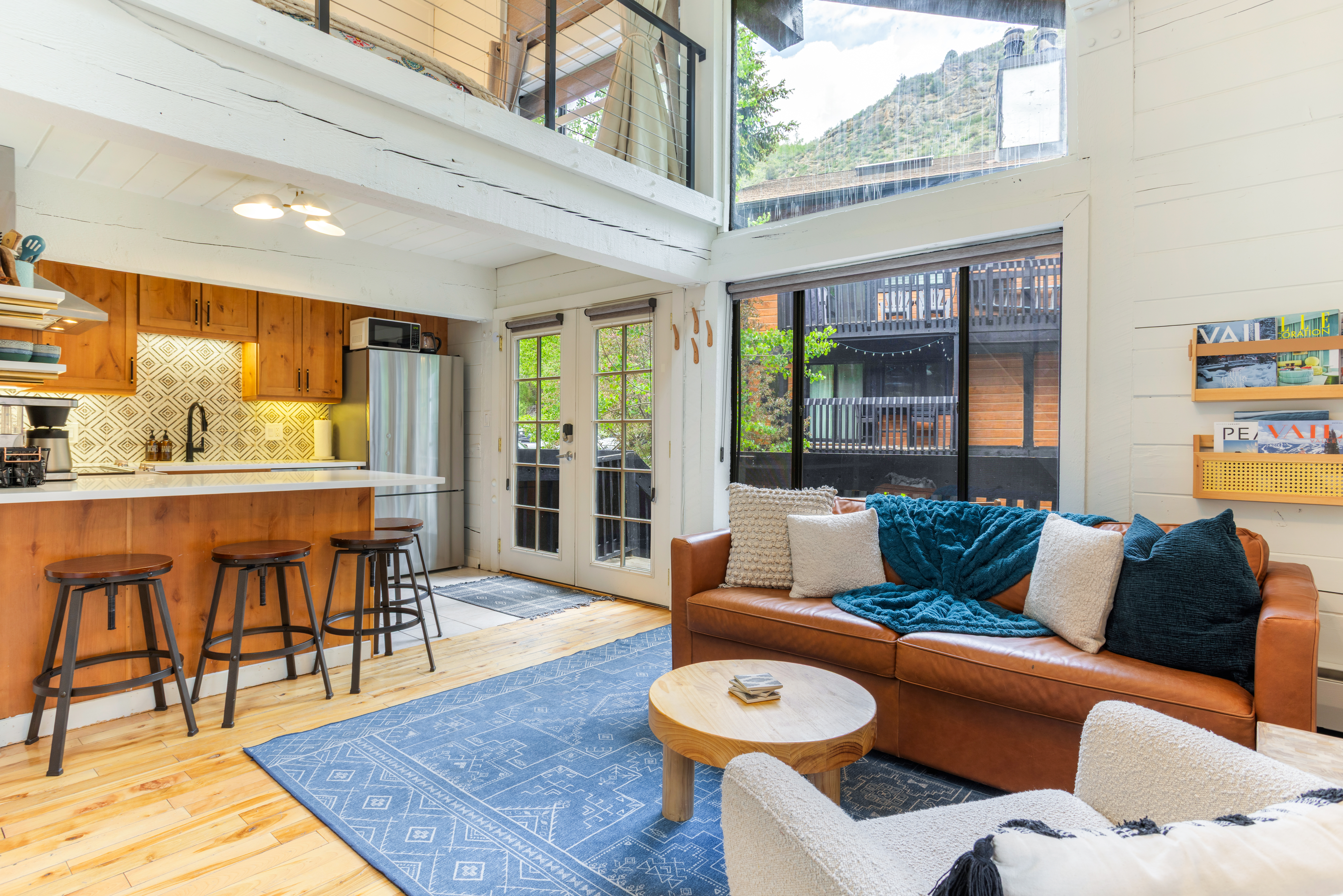  Inviting Top-floor End-unit Residence with Abundant Natural Light - 物件實景