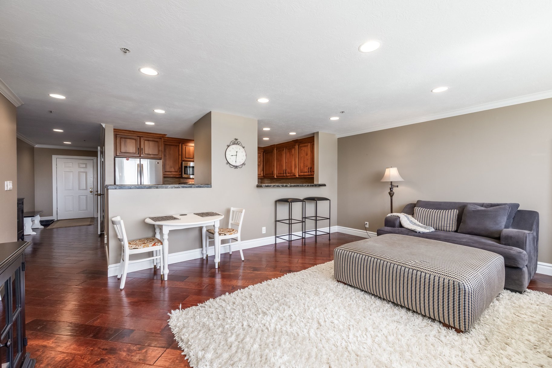  2-Bed Luxury Condo w/ Skyline Views — American Towers - 物件實景