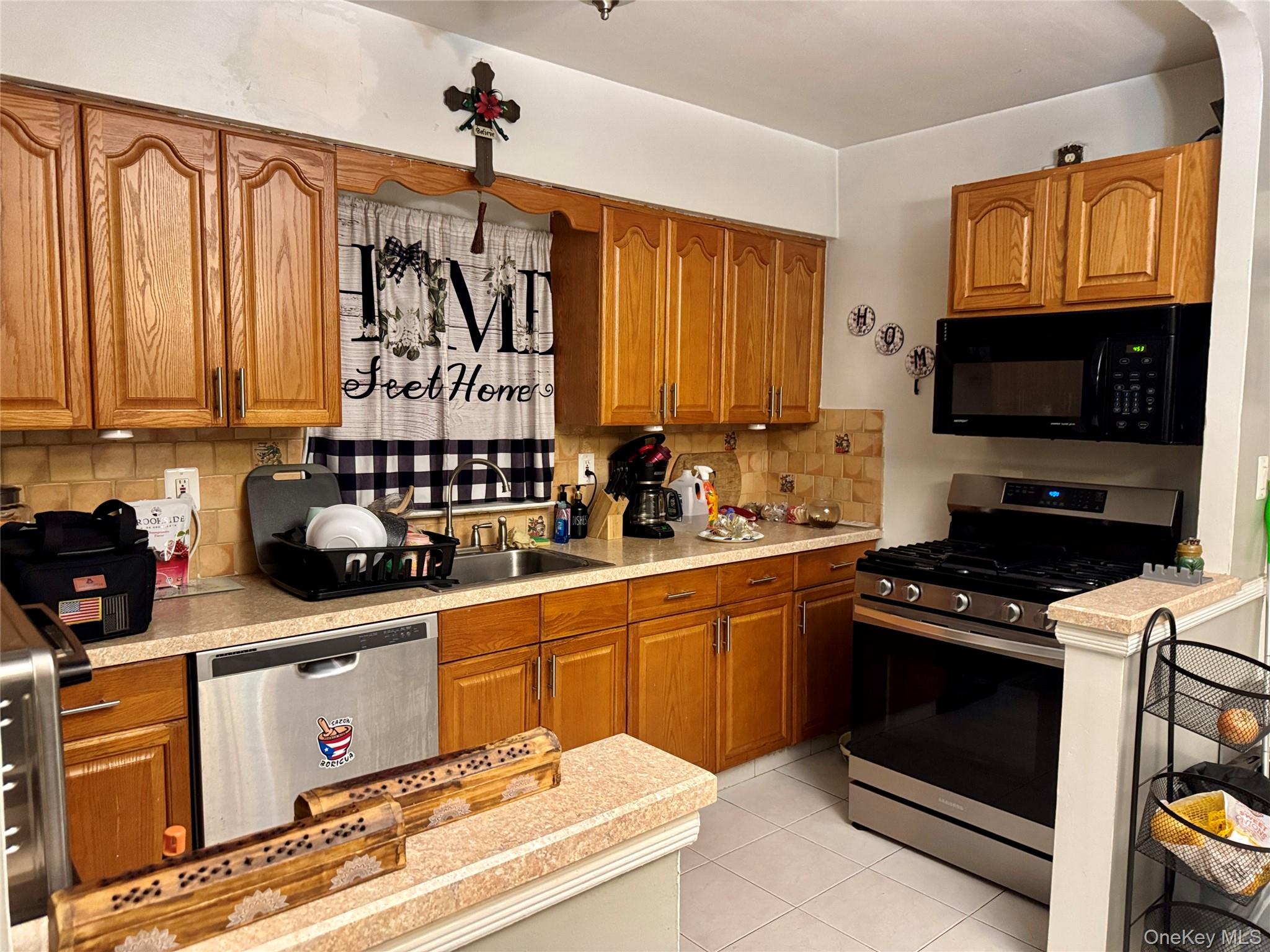 Bronx, New York, 10461, United States, 3 Bedrooms Bedrooms, ,2 BathroomsBathrooms,Residential,For Sale,2002053