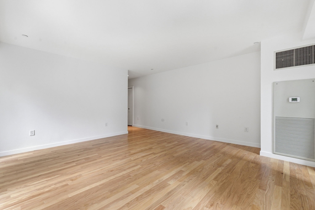 Boston, Massachusetts, 02110, United States, 2 Bedrooms Bedrooms, ,2 BathroomsBathrooms,Residential,For Sale,2048727