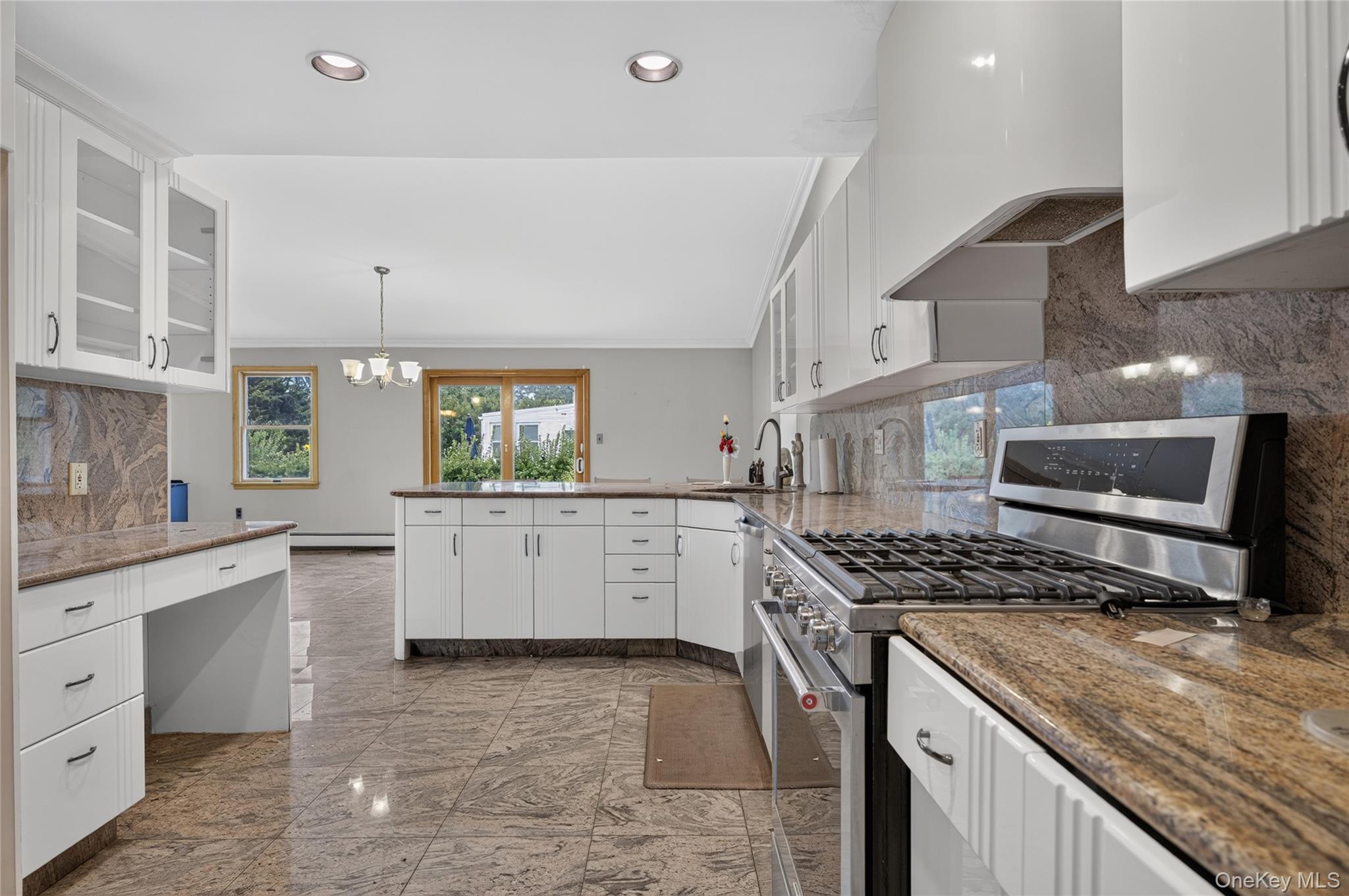  146 Longwood Avenue, Westbury, NY, 11590 - 物件實景