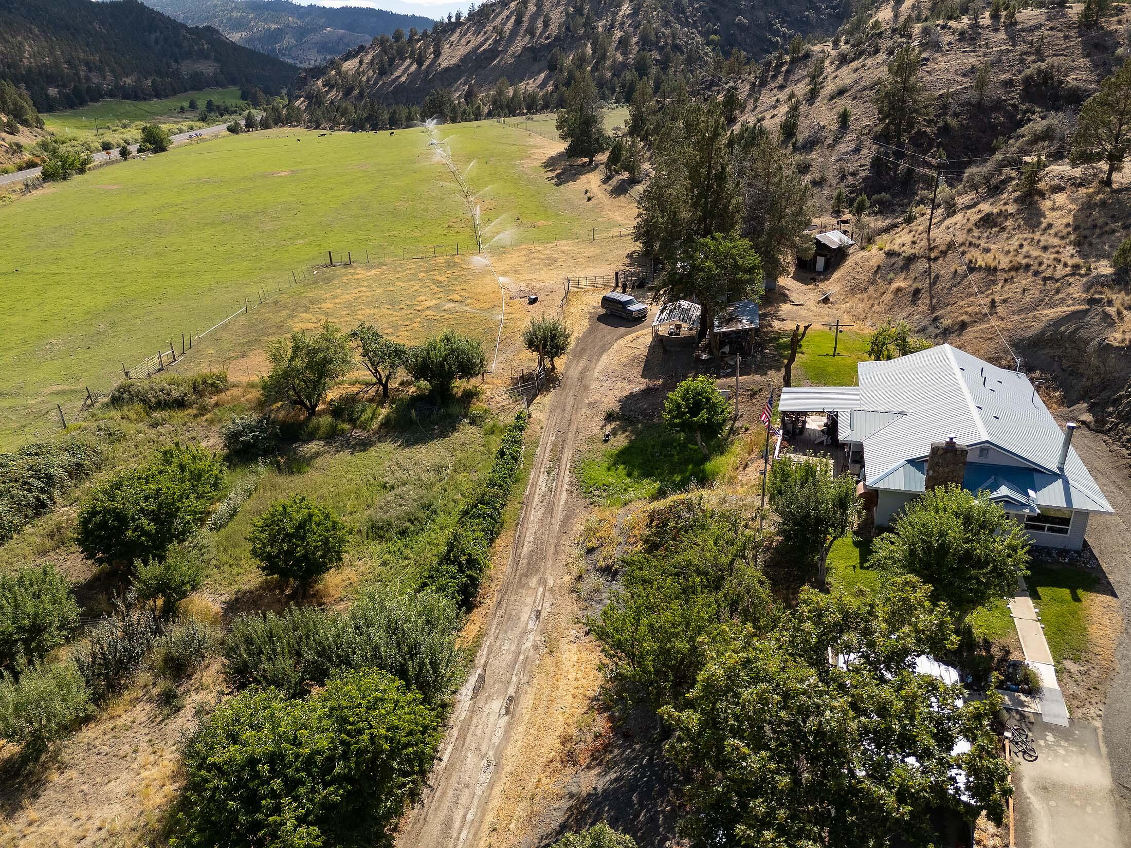 Mitchell, Oregon, 97750, United States, 3 Bedrooms Bedrooms, ,2 BathroomsBathrooms,Residential,For Sale,1965527