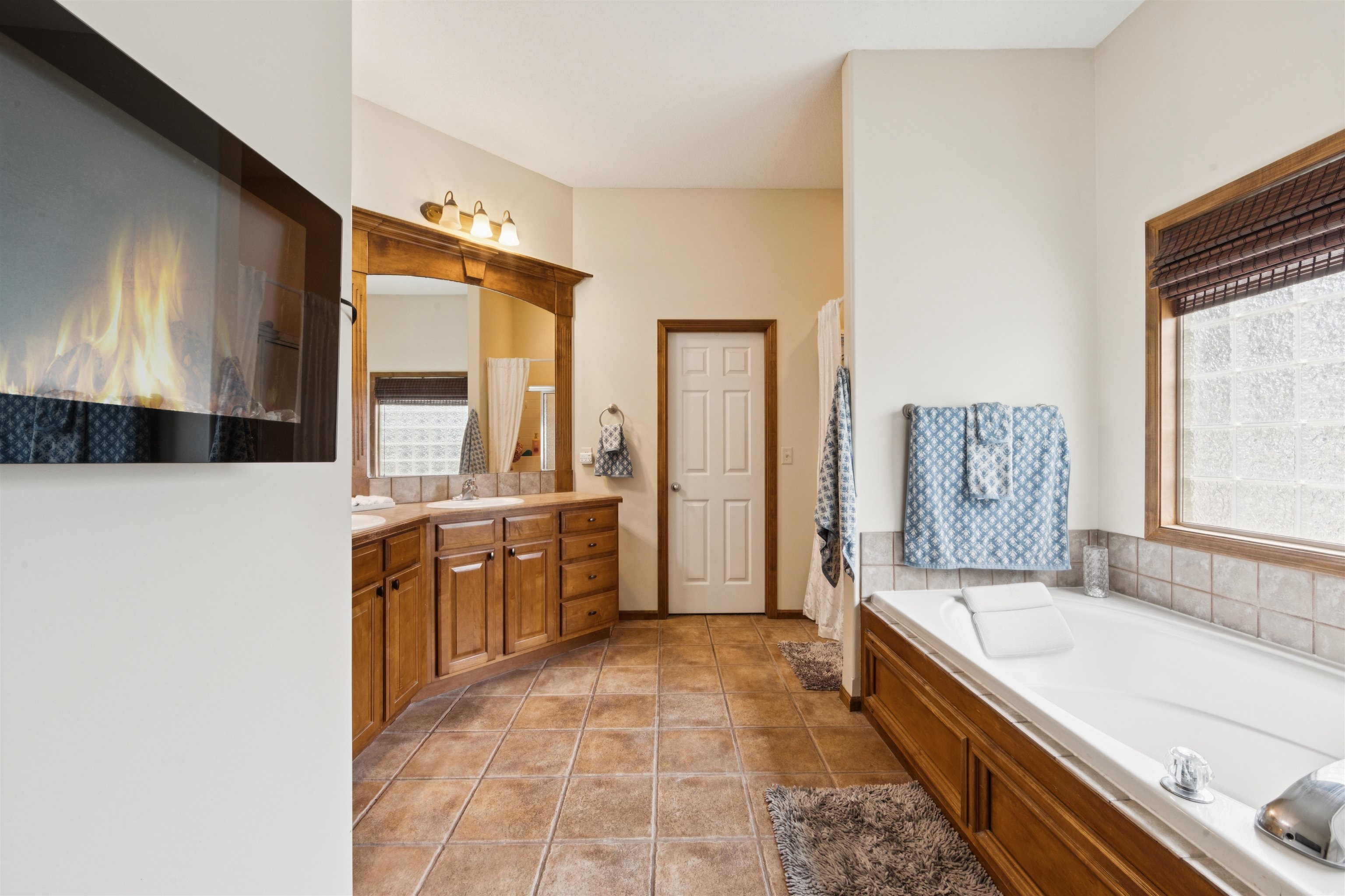 Wichita, Kansas, 67205, United States, 5 Bedrooms Bedrooms, ,3 BathroomsBathrooms,Residential,For Sale,1847235