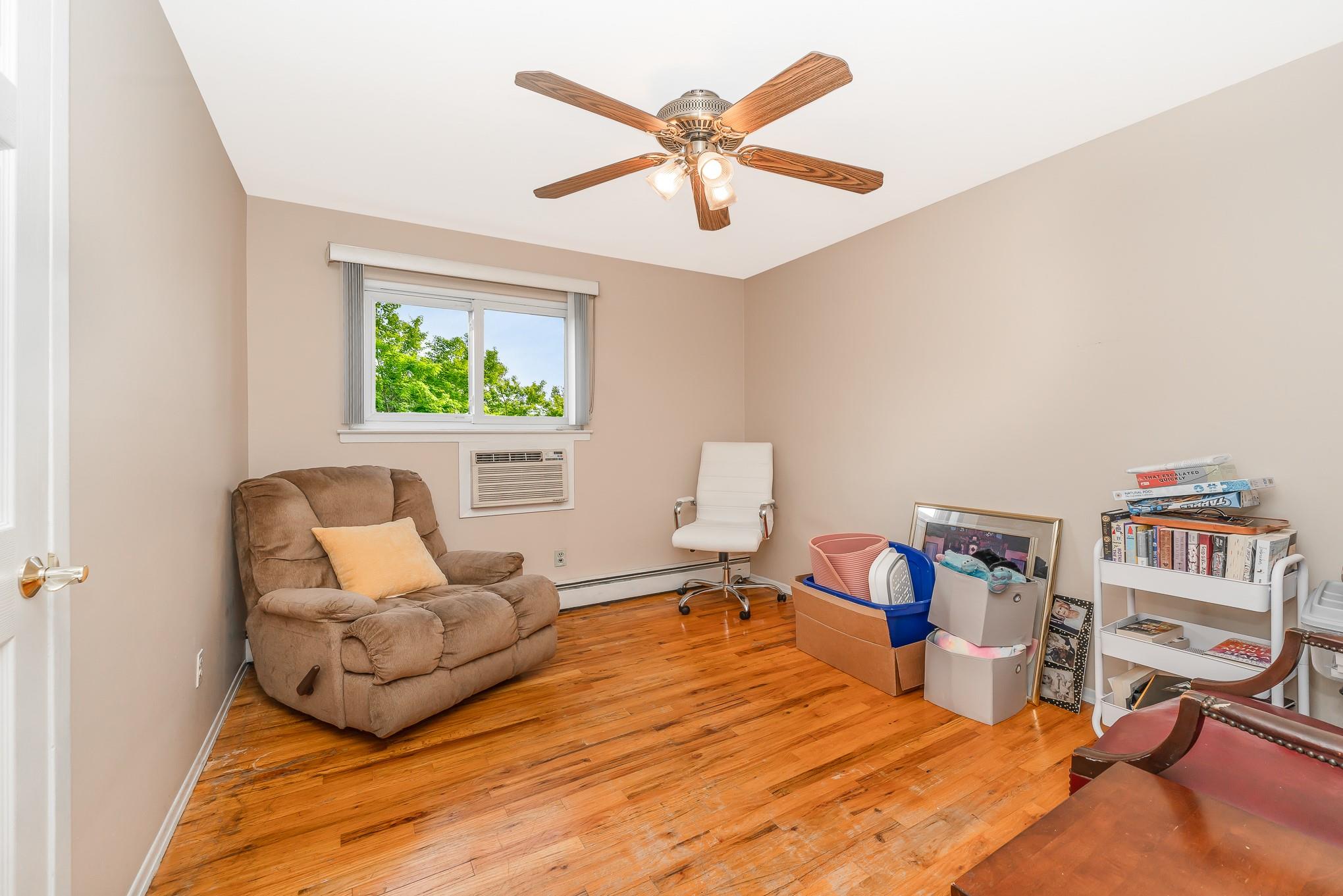 Franklin Square, New York, 11010, United States, 5 Bedrooms Bedrooms, ,2 BathroomsBathrooms,Residential,For Sale,1974579