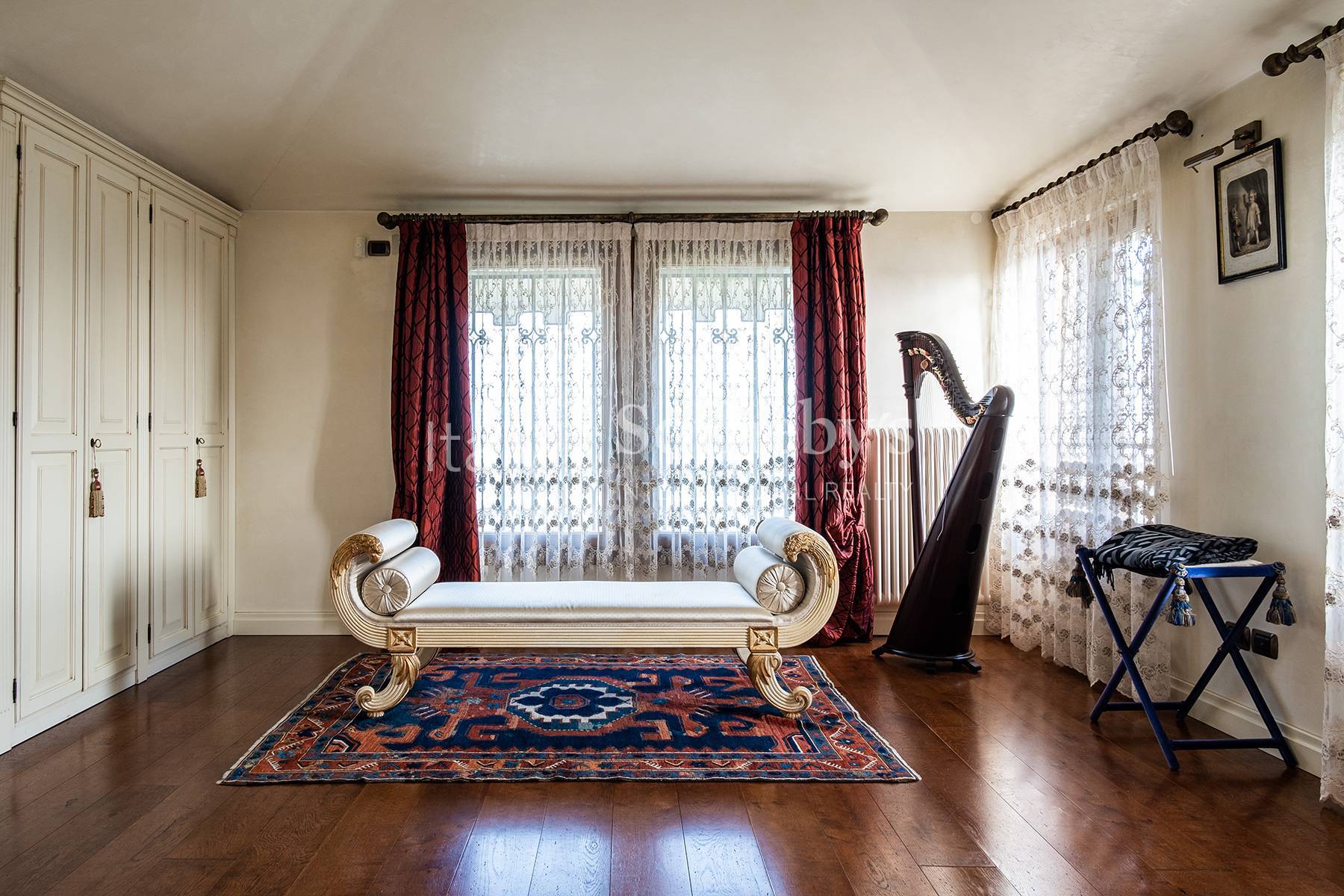  Hillside villa with olive grove and caretaker