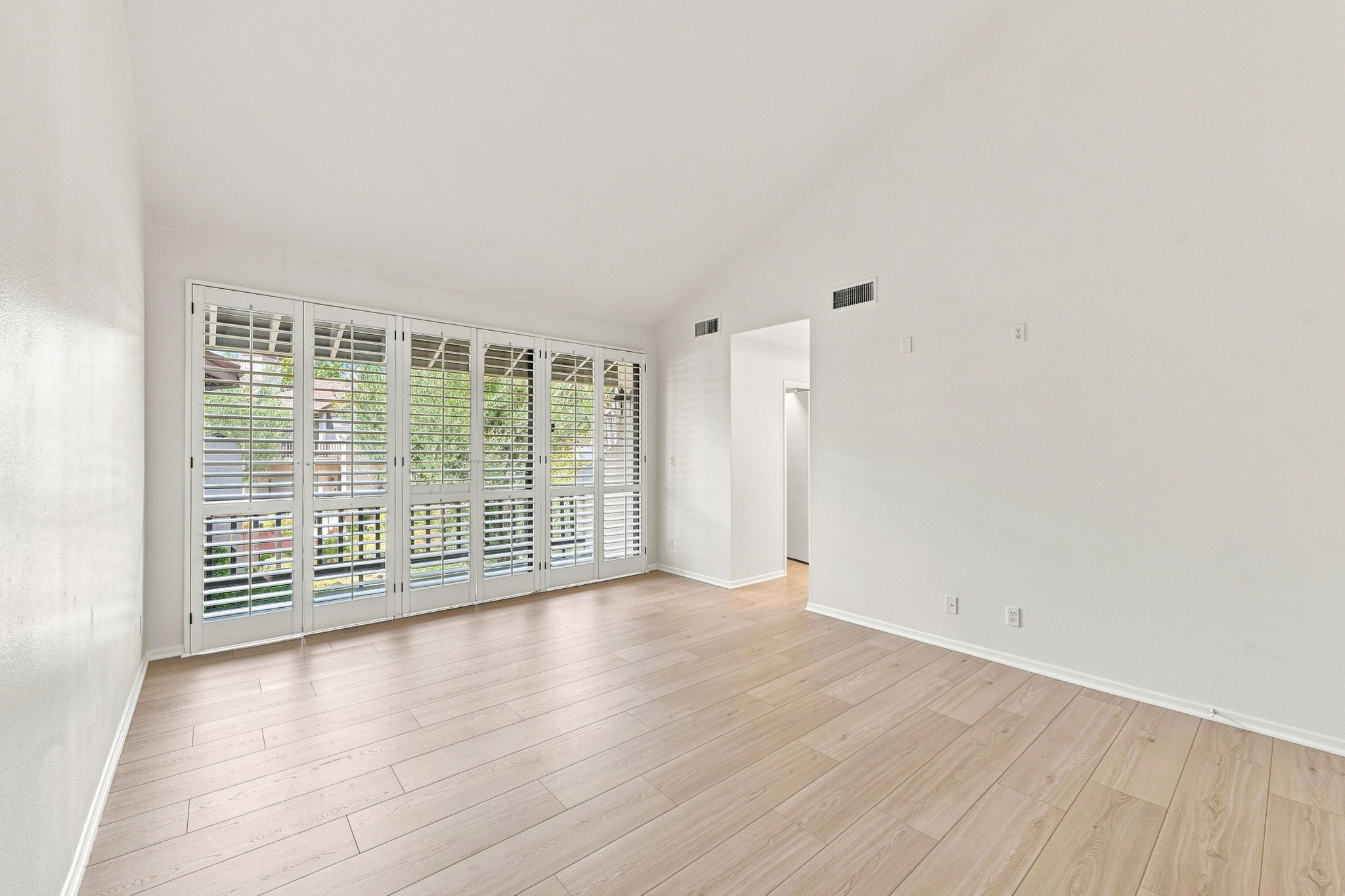  21801 Burbank Boulevard, 83 - 物件實景