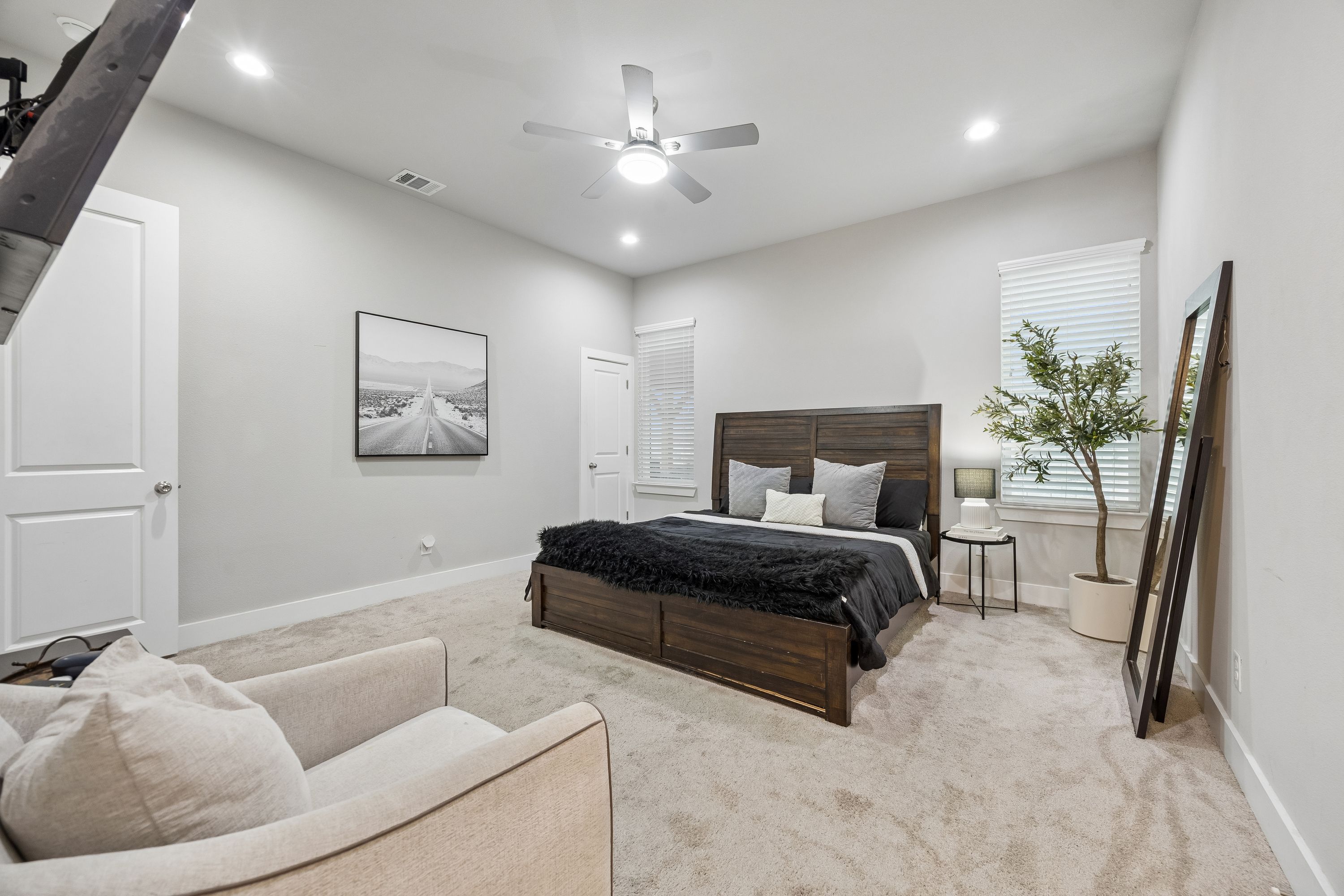  Rare Newer Multi Gen Living with Room to Grow - 物件實景