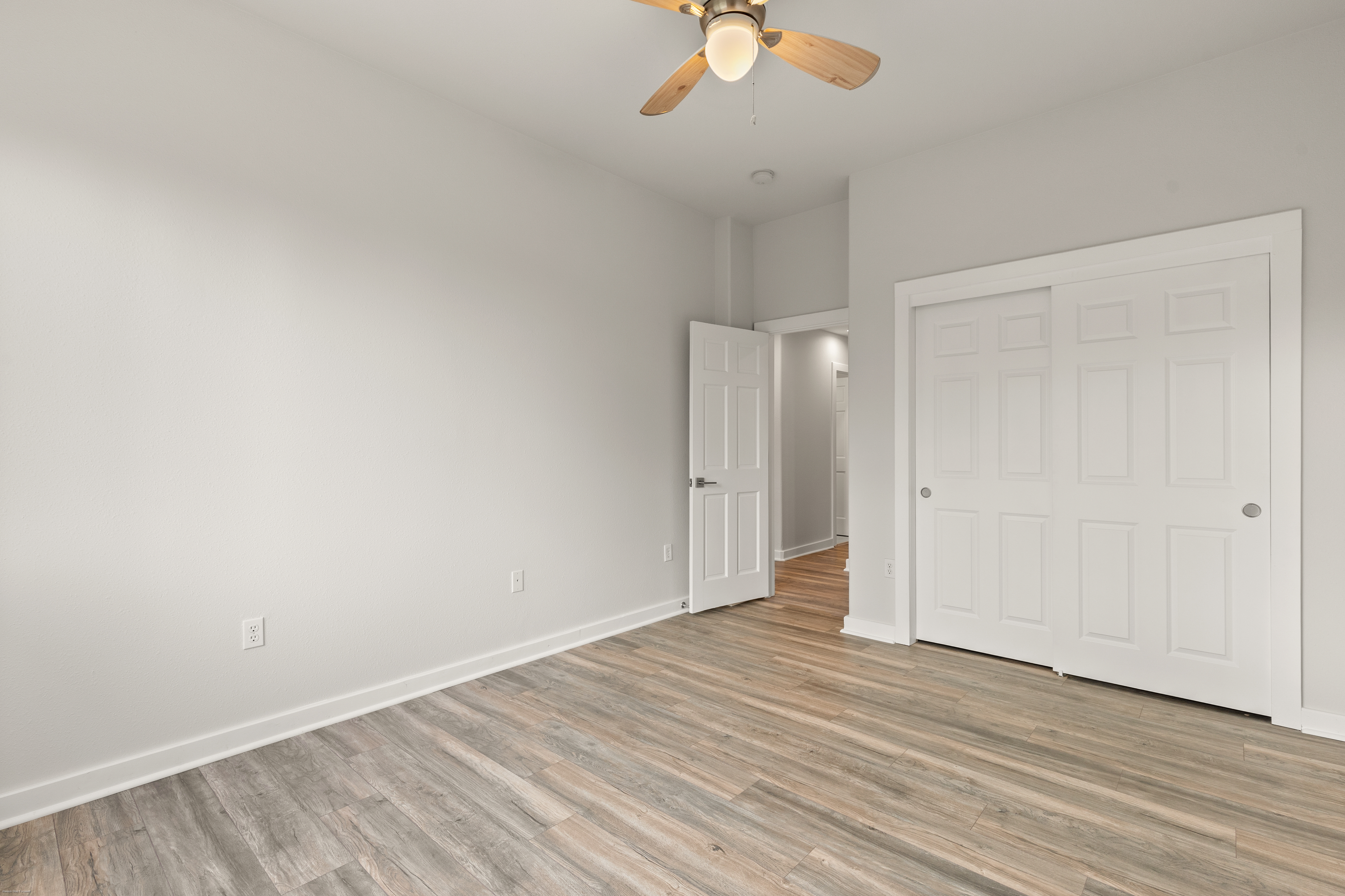  Extensively Renovated Main-Level Living - 物件實景