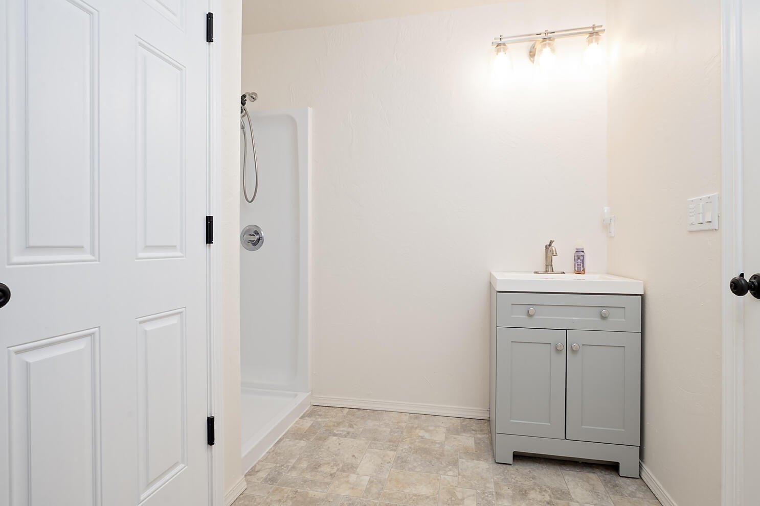 Grants Pass, Oregon, 97526, United States, 5 Bedrooms Bedrooms, ,4 BathroomsBathrooms,Residential,For Sale,1980751