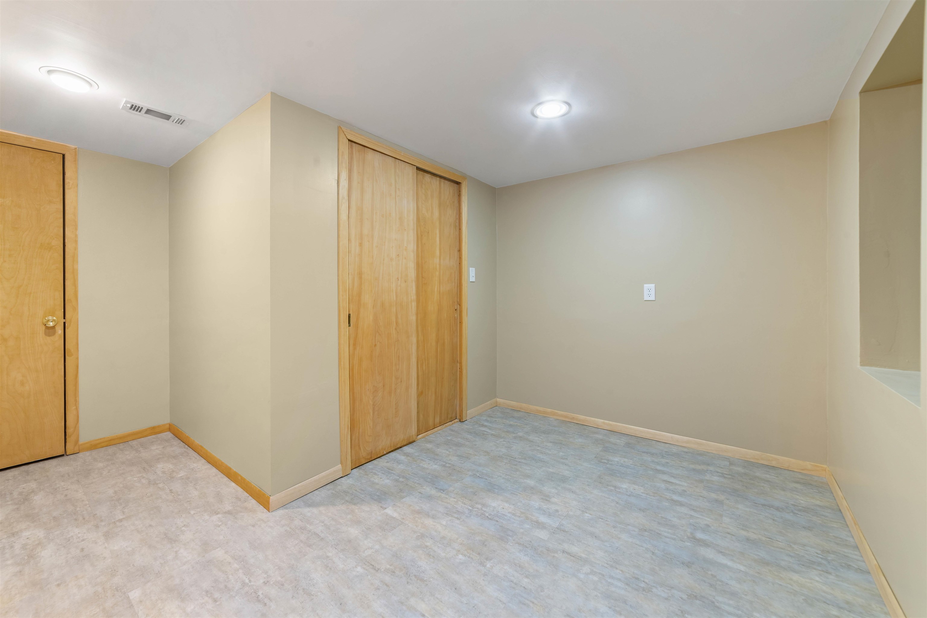 Duluth, Minnesota, 55803, United States, 4 Bedrooms Bedrooms, ,1 BathroomBathrooms,Residential,For Sale,1942593