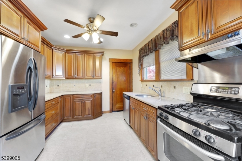 Totowa Boro, New Jersey, 07512, United States, 3 Bedrooms Bedrooms, ,1 BathroomBathrooms,Residential,For Sale,1999584