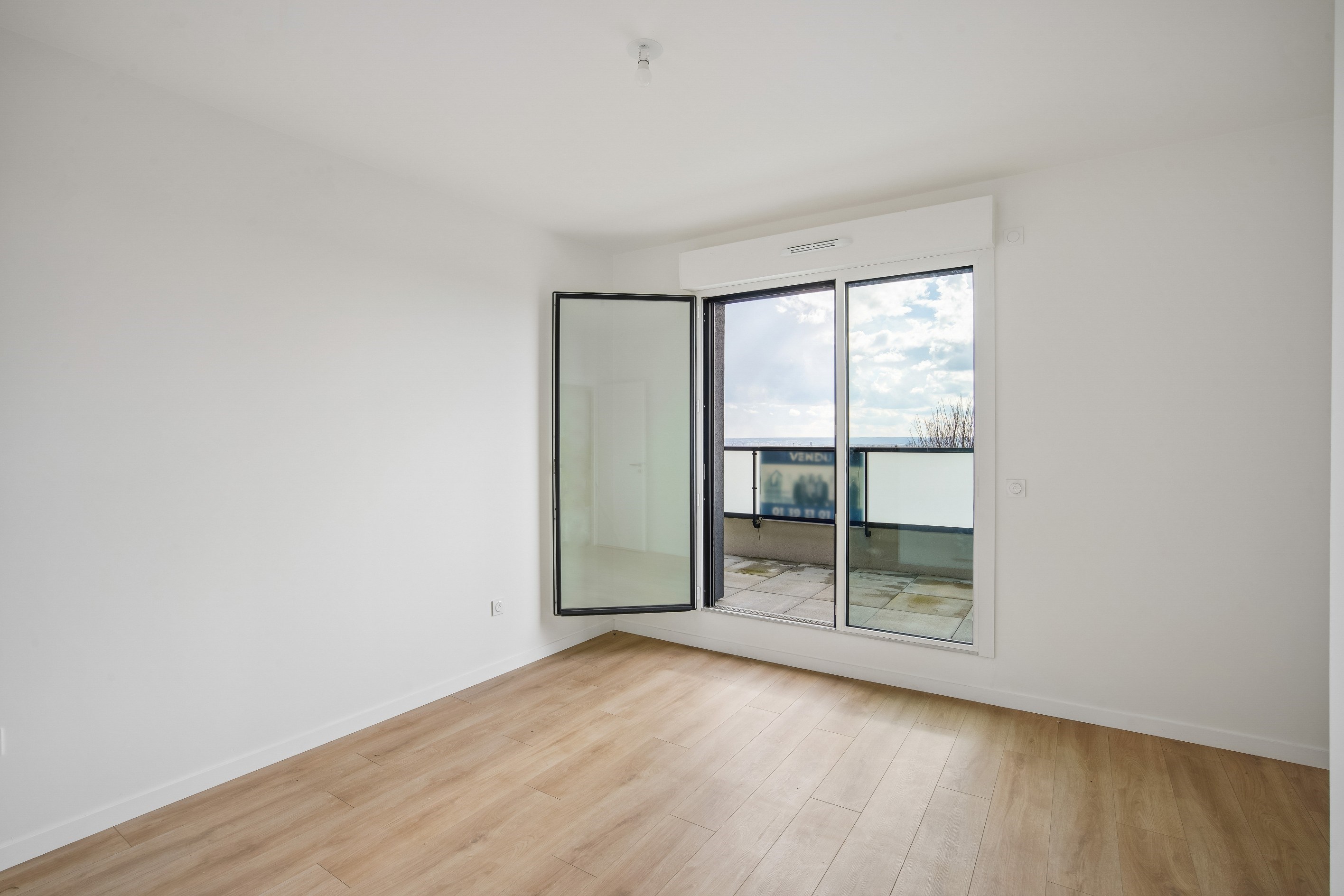  Top Floor – Bright Apartment with Open Views and Spacious Terrace - 物件實景