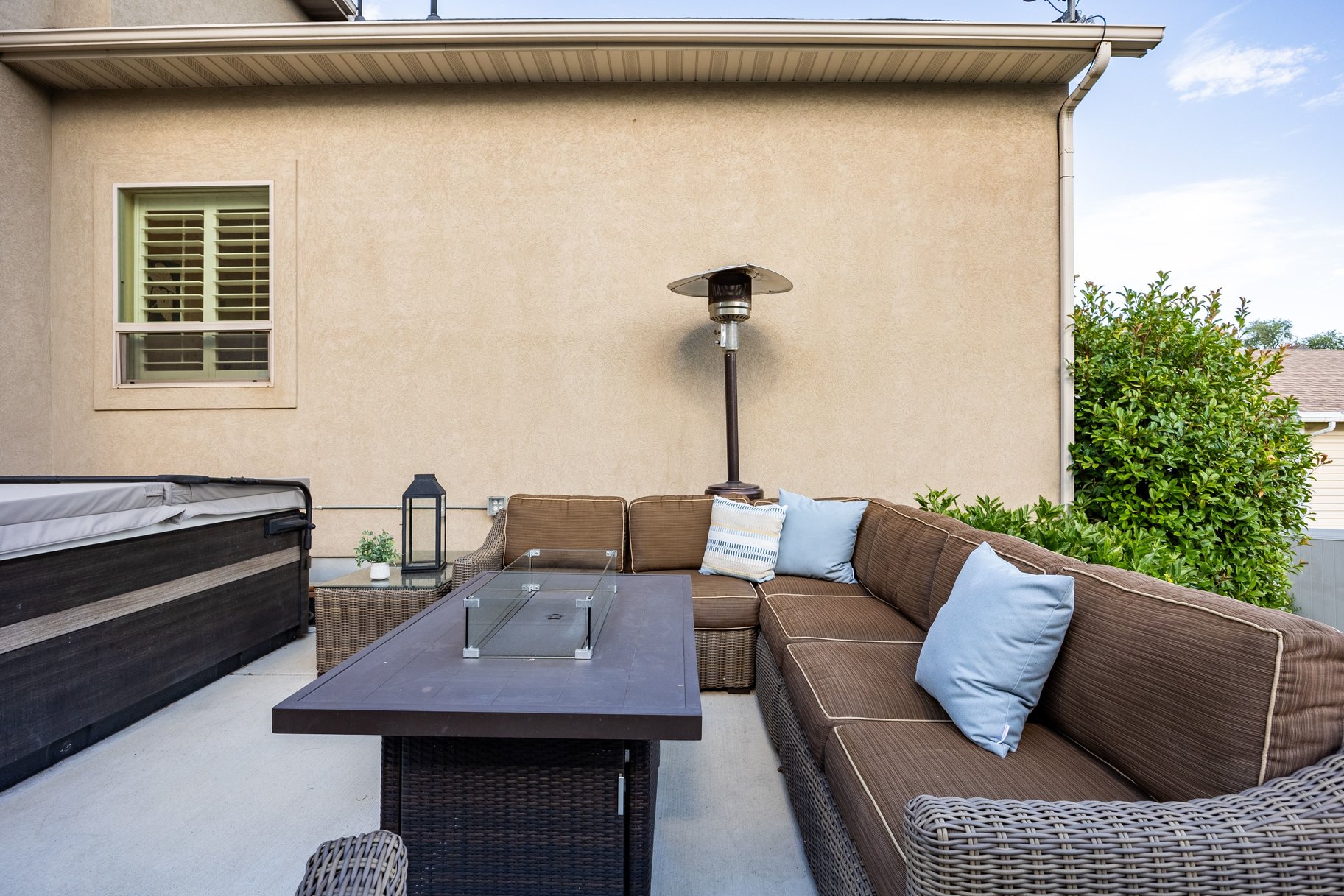  Beautifully Designed Home with a Main-Level Primary & Inviting Outdoor Spaces - 物件實景