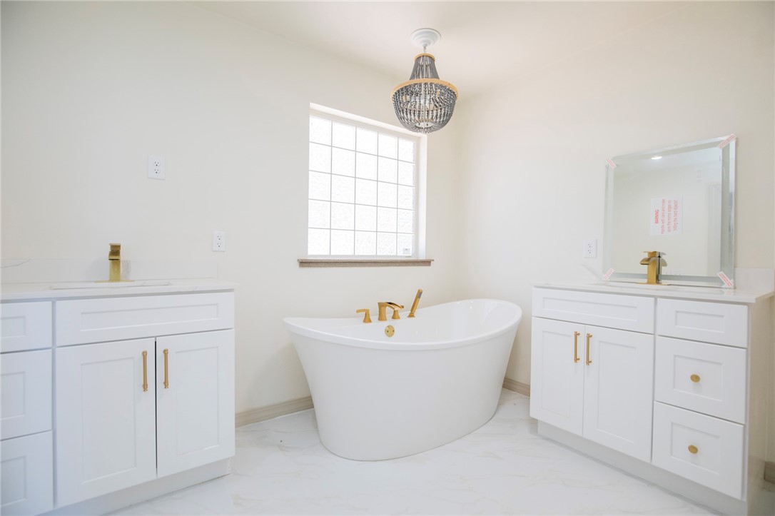 Siloam Springs, Arkansas, 72761, United States, 6 Bedrooms Bedrooms, ,4 BathroomsBathrooms,Residential,For Sale,1906870