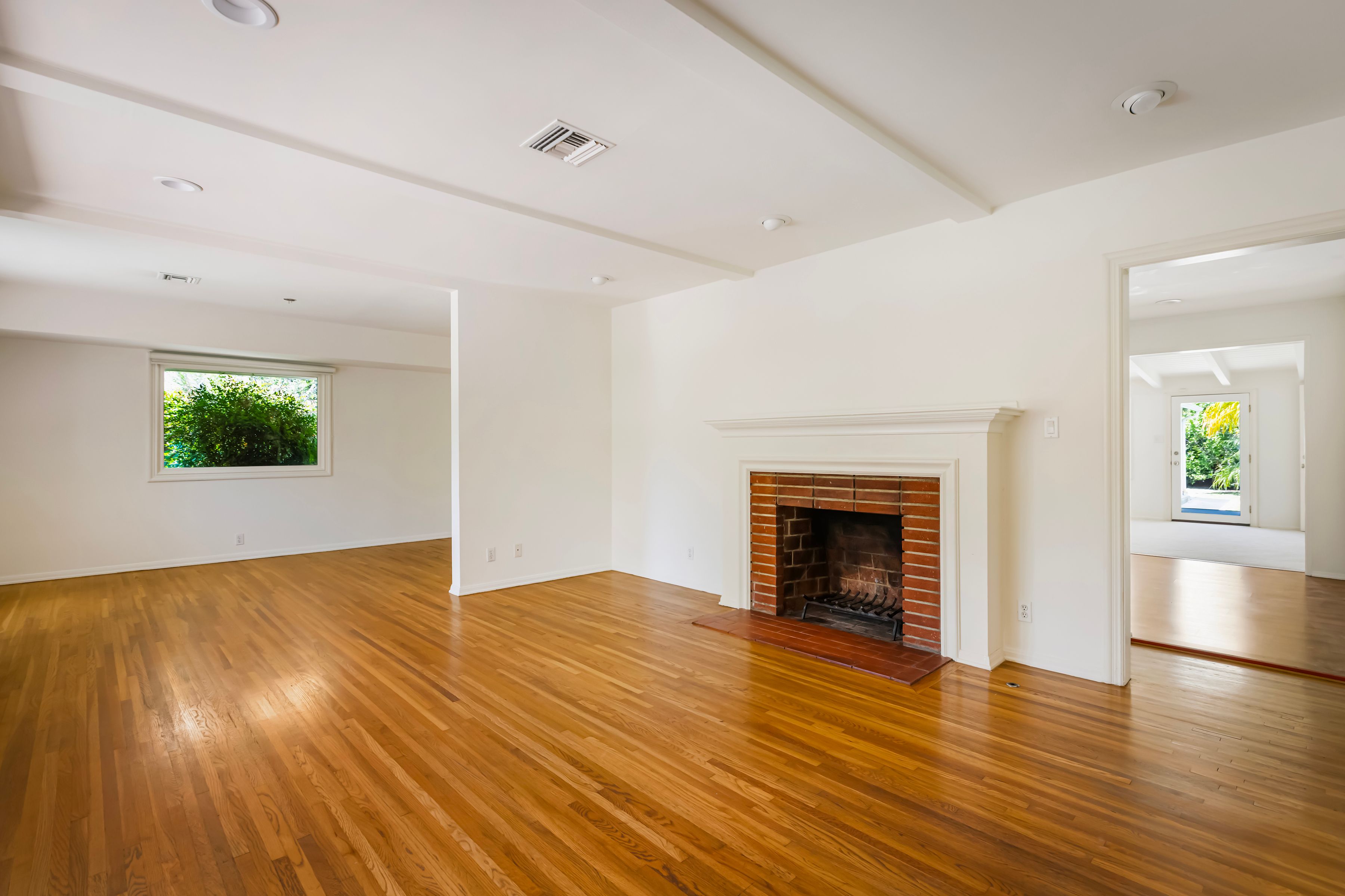  5005 Varna Avenue - 物件實景