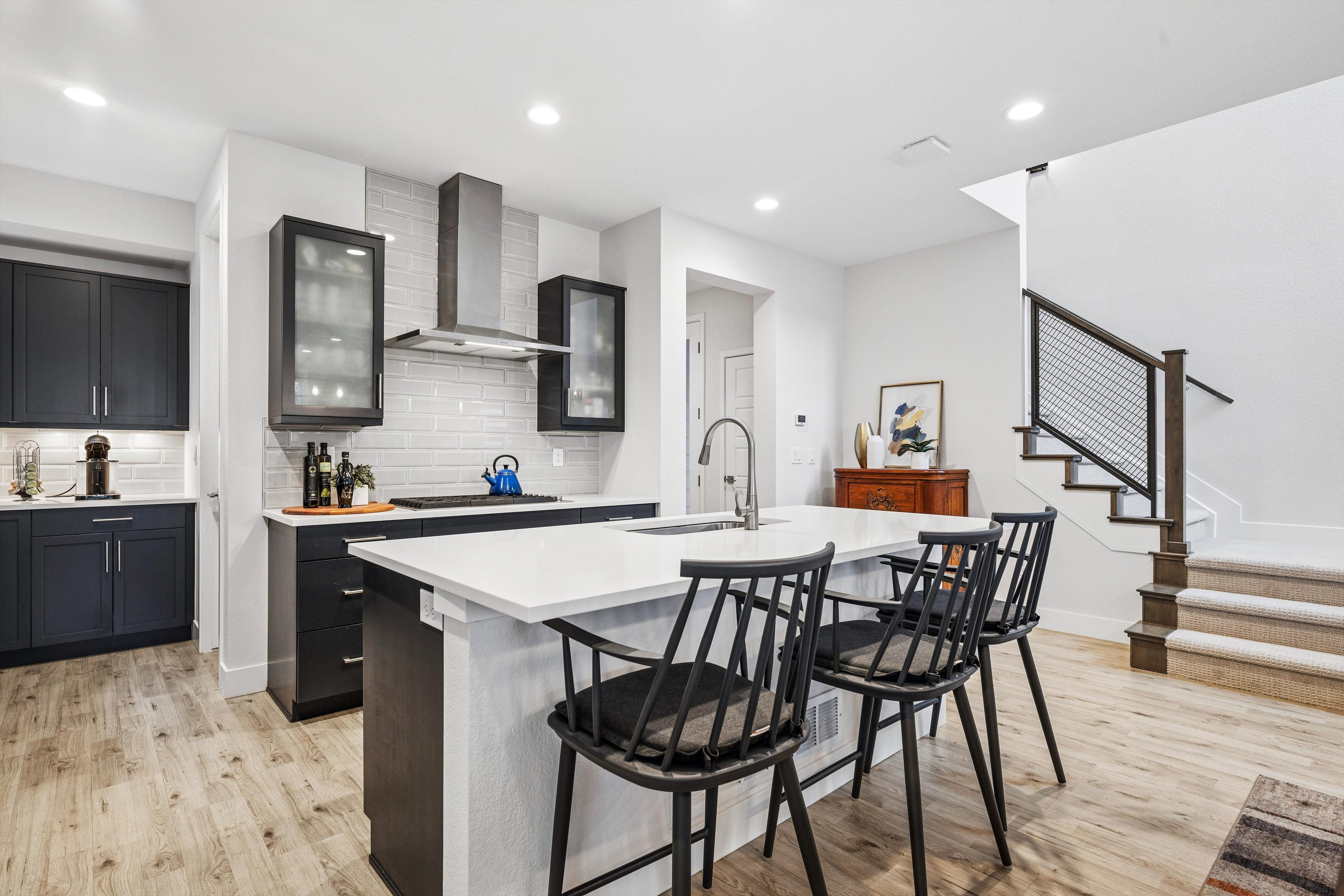  Thoughtfully designed and exceptionally maintained, this light-filled home offer - 物件實景