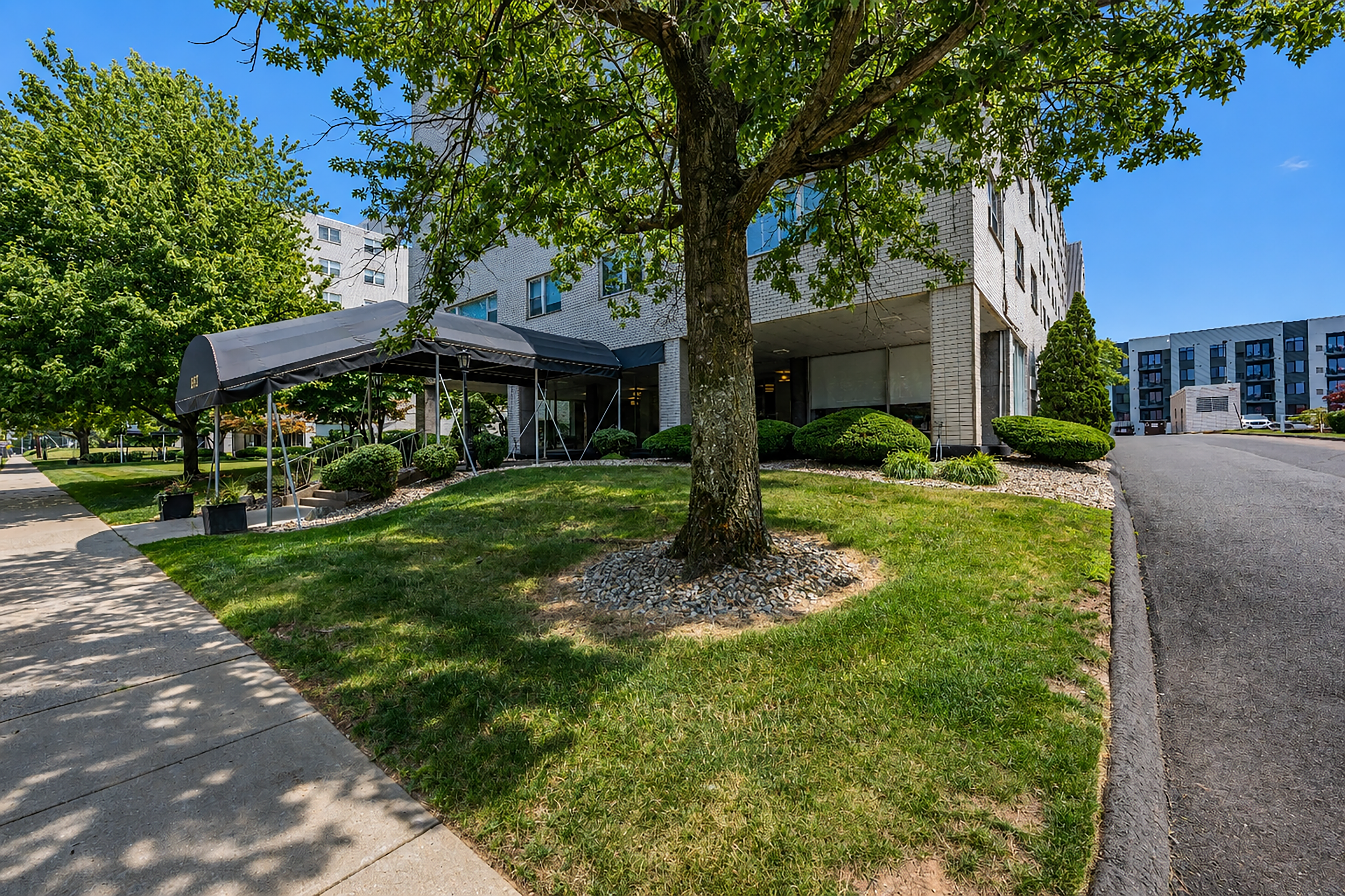  893 Farmington Avenue - 物件實景