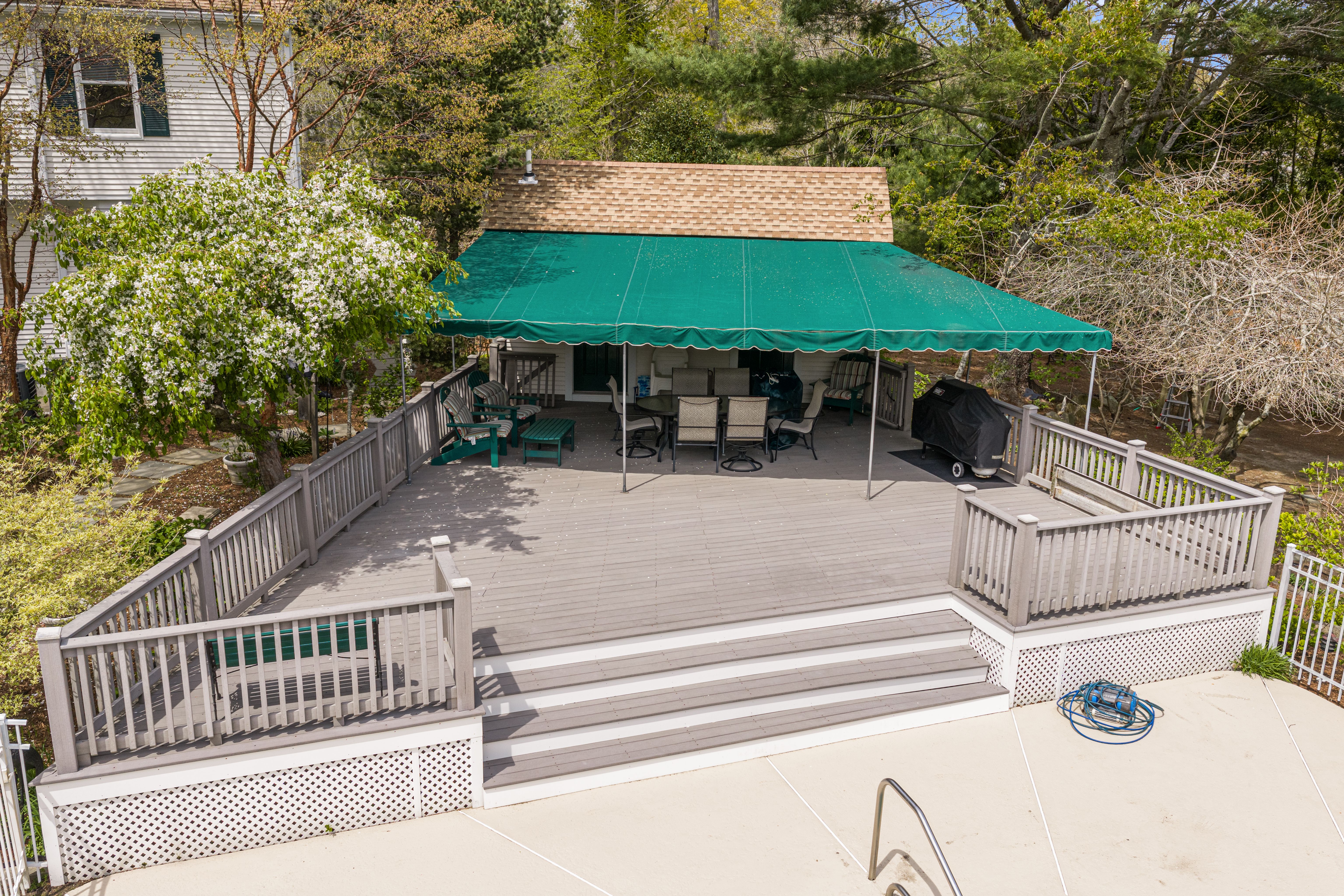  An Entertainer’s Colonial with a Heated Pool and Beautiful Grounds - 物件實景