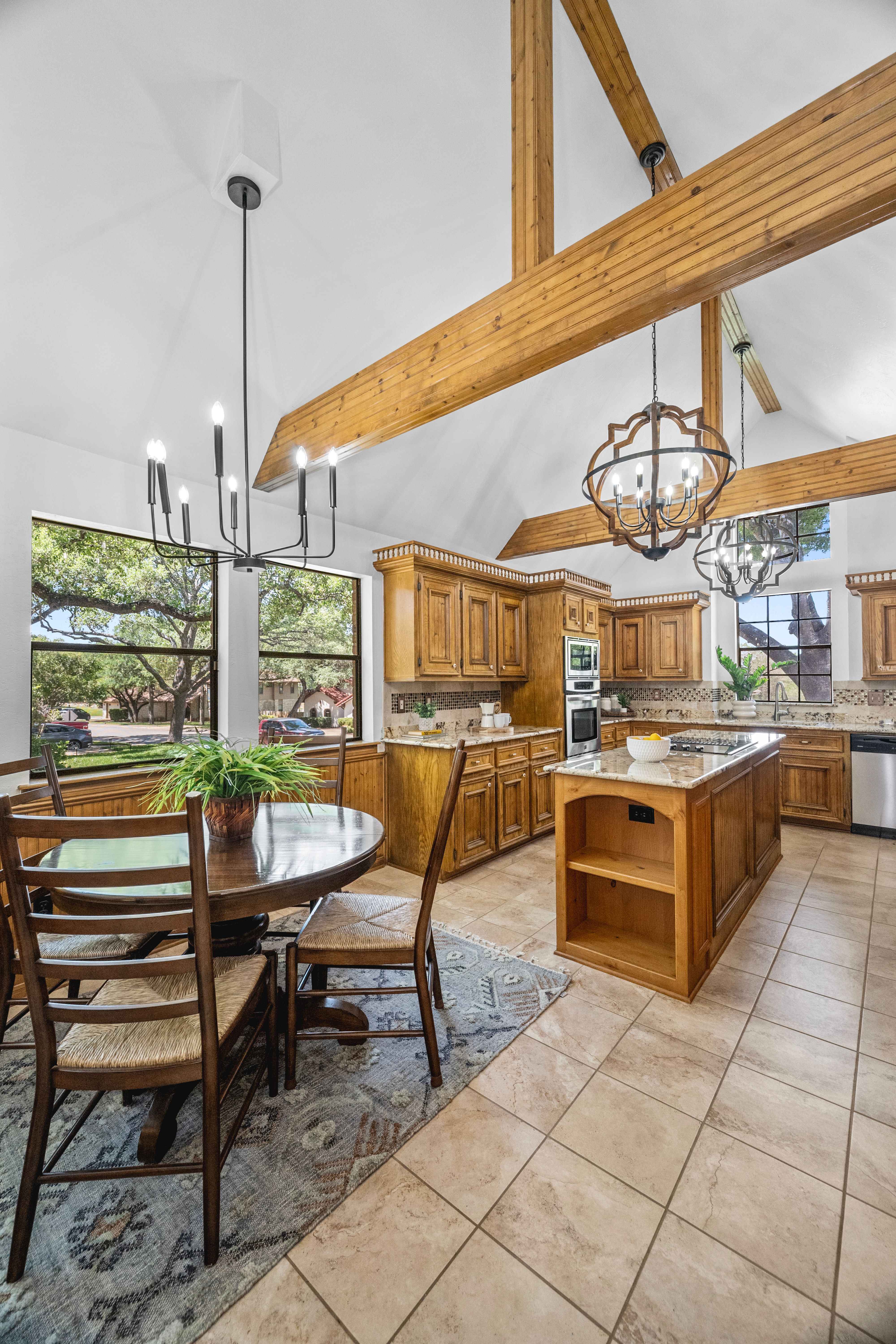  Custom Home with Private Backyard Oasis - 物件實景