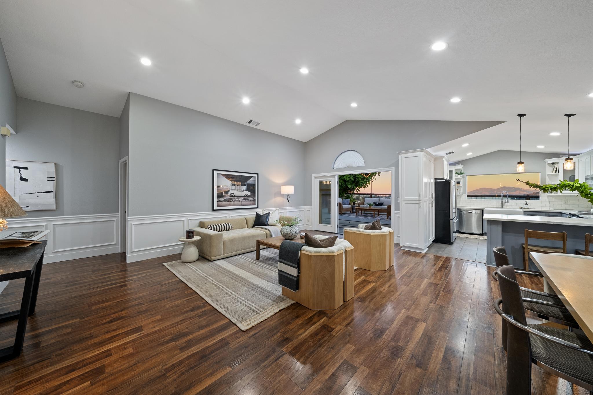  Beautifully Updated Home with Stunning Water Views - 物件實景
