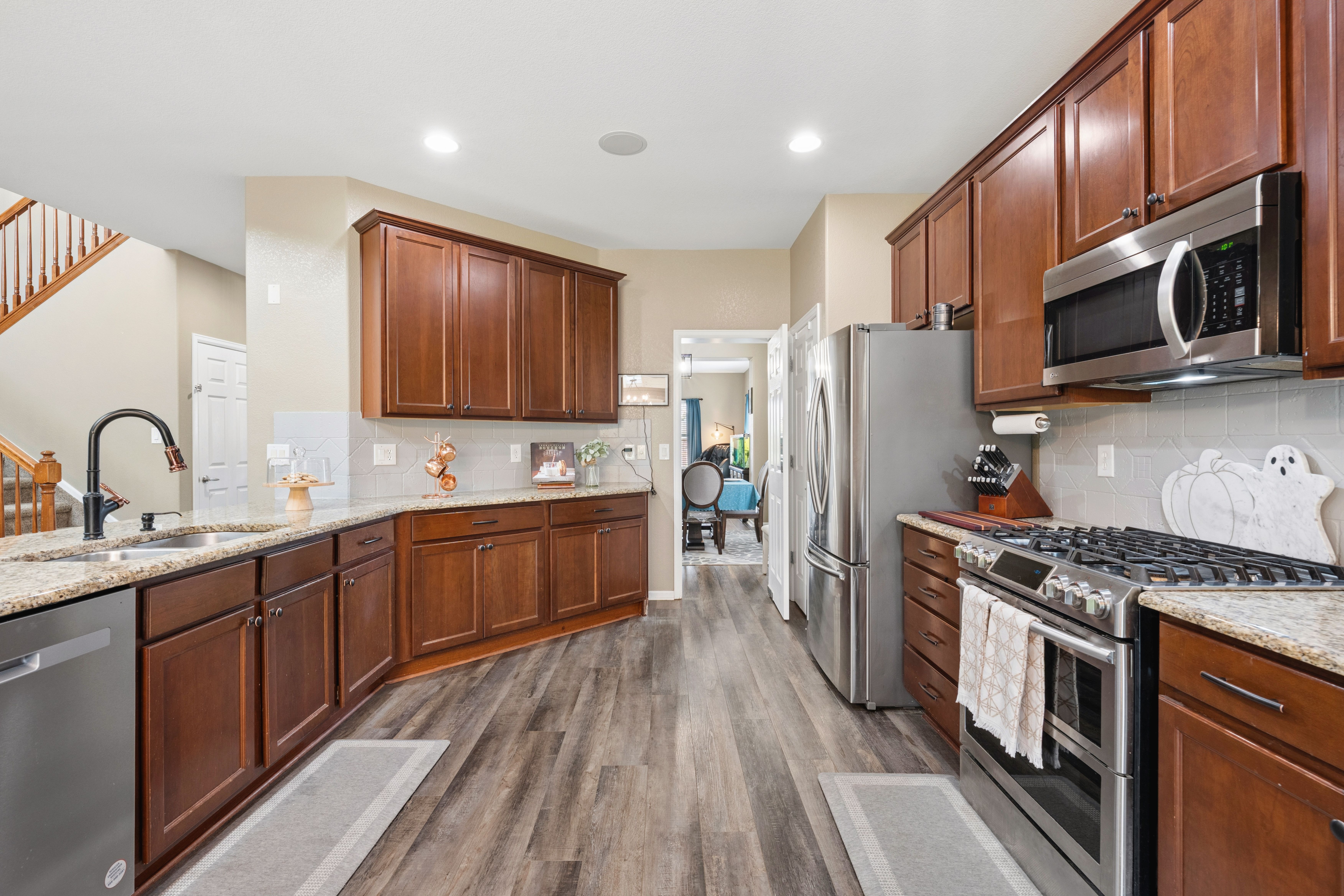  Beautiful Home Located in the Highly Desirable Haven at York Street Community - 物件實景
