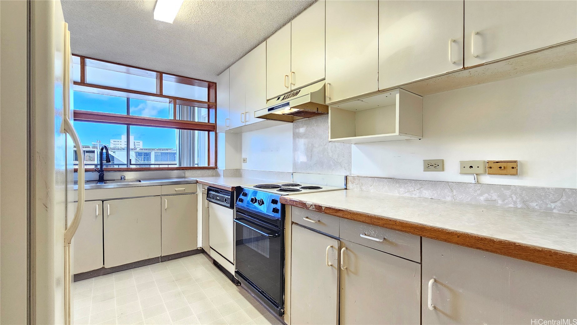 Honolulu, Hawaii, 96822, United States, 2 Bedrooms Bedrooms, ,2 BathroomsBathrooms,Residential,For Sale,1868361