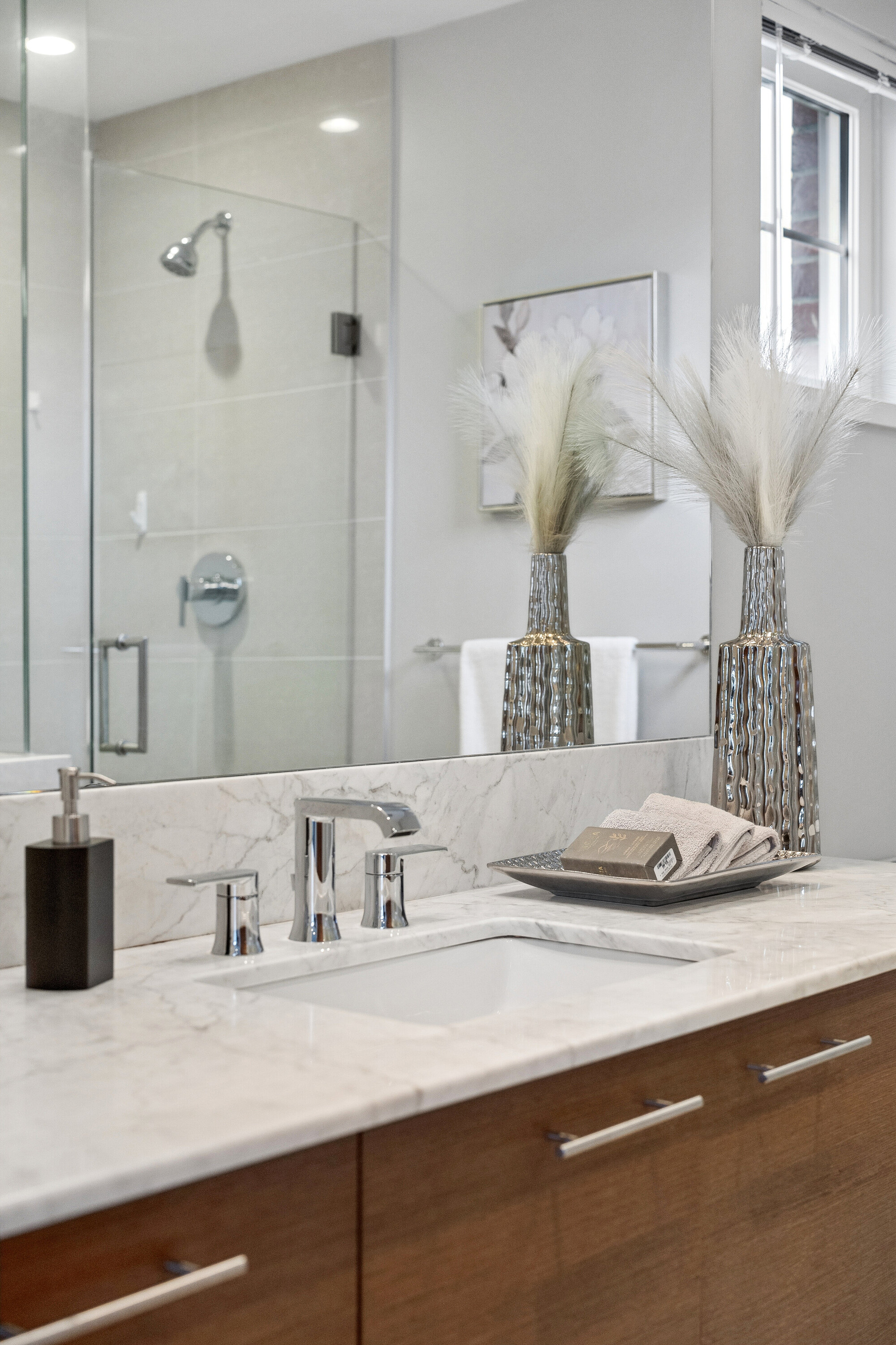  Elevated End-Unit Townhome - 物件實景