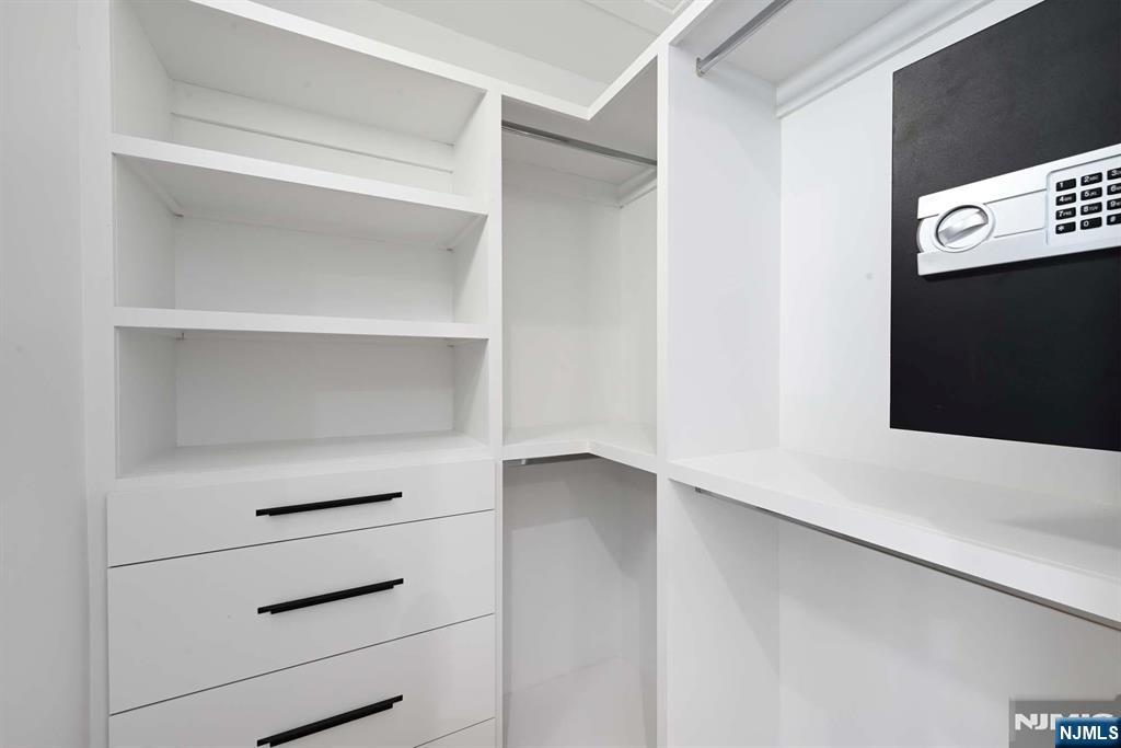 Jersey City, New Jersey, 07305, United States, 3 Bedrooms Bedrooms, ,2 BathroomsBathrooms,Residential,For Sale,1907522