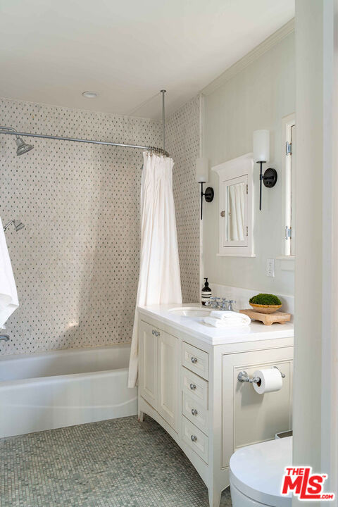 Los Angeles, California, 90004, United States, 4 Bedrooms Bedrooms, ,5 BathroomsBathrooms,Residential,For Sale,1989433