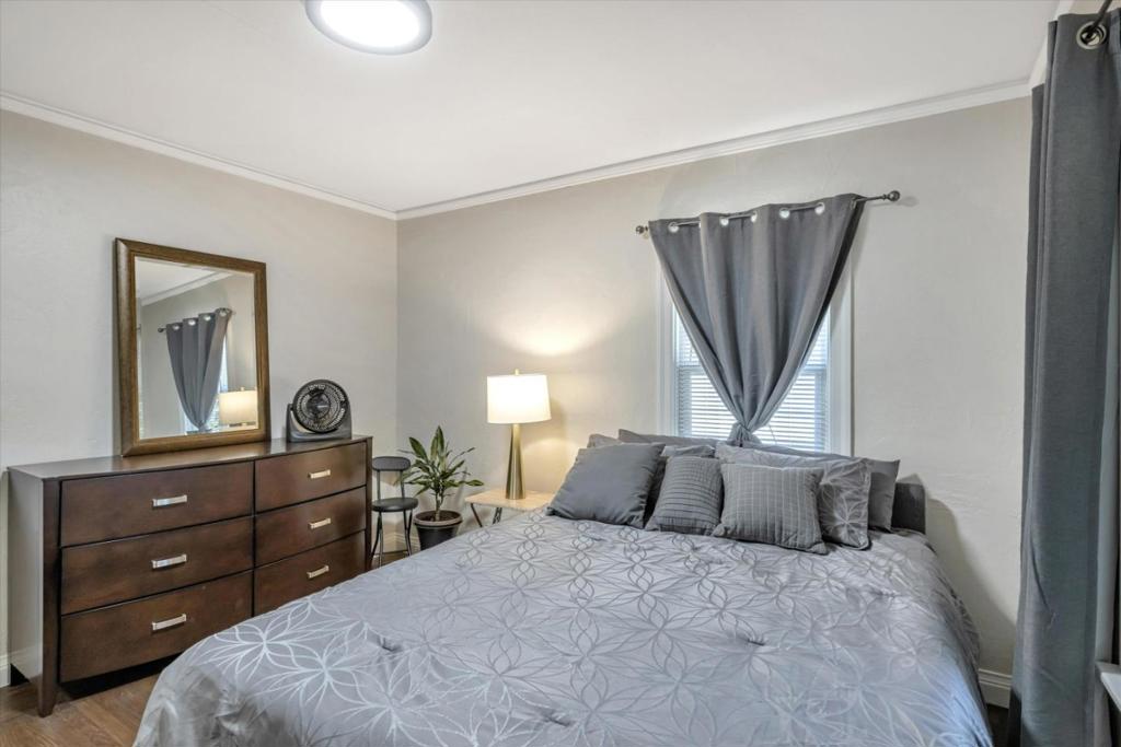 Hayward, California, 94541, United States, 2 Bedrooms Bedrooms, ,1 BathroomBathrooms,Residential,For Sale,1976609