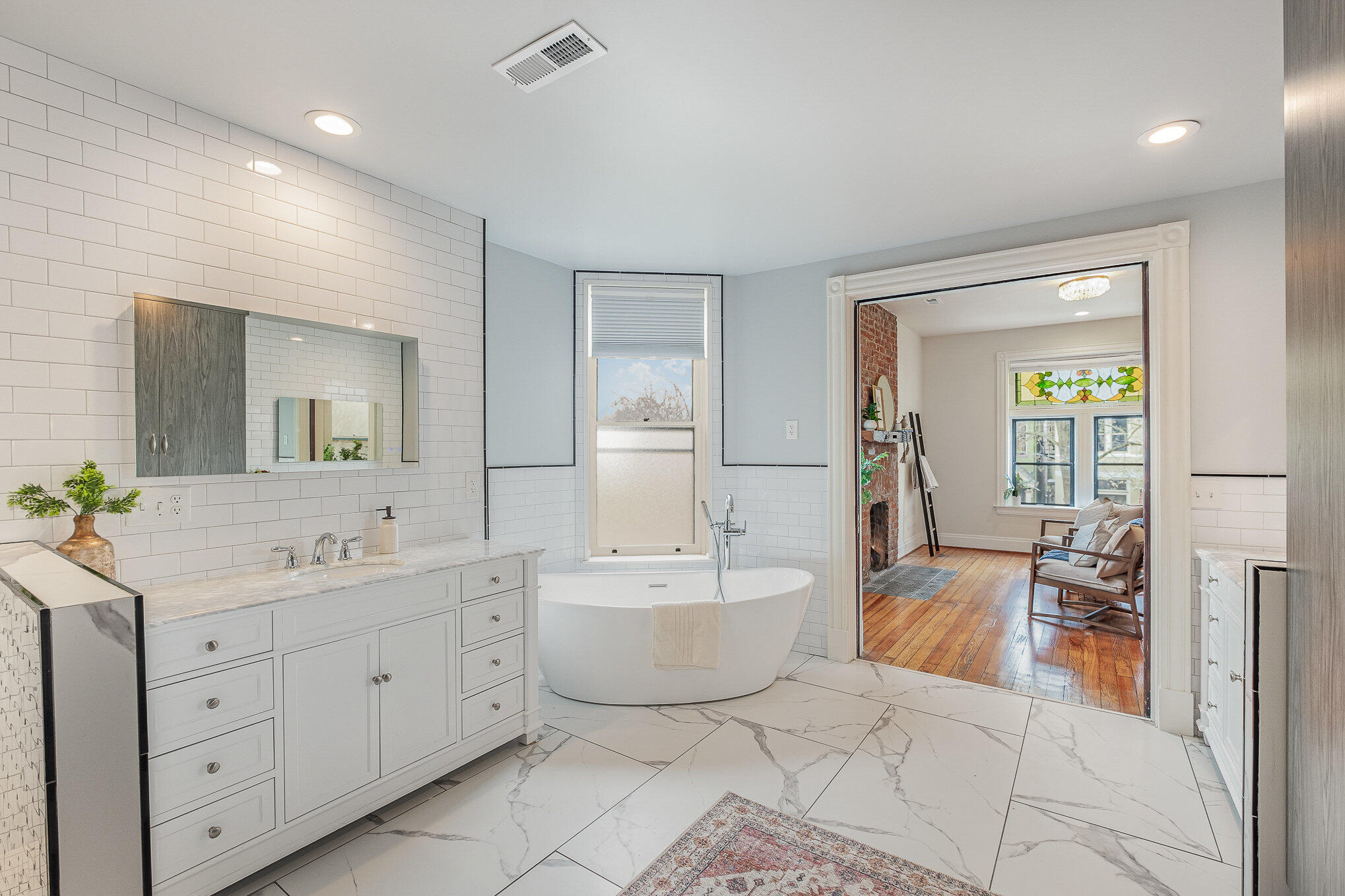Newport, Kentucky, 41071, United States, 4 Bedrooms Bedrooms, ,4 BathroomsBathrooms,Residential,For Sale,1915092