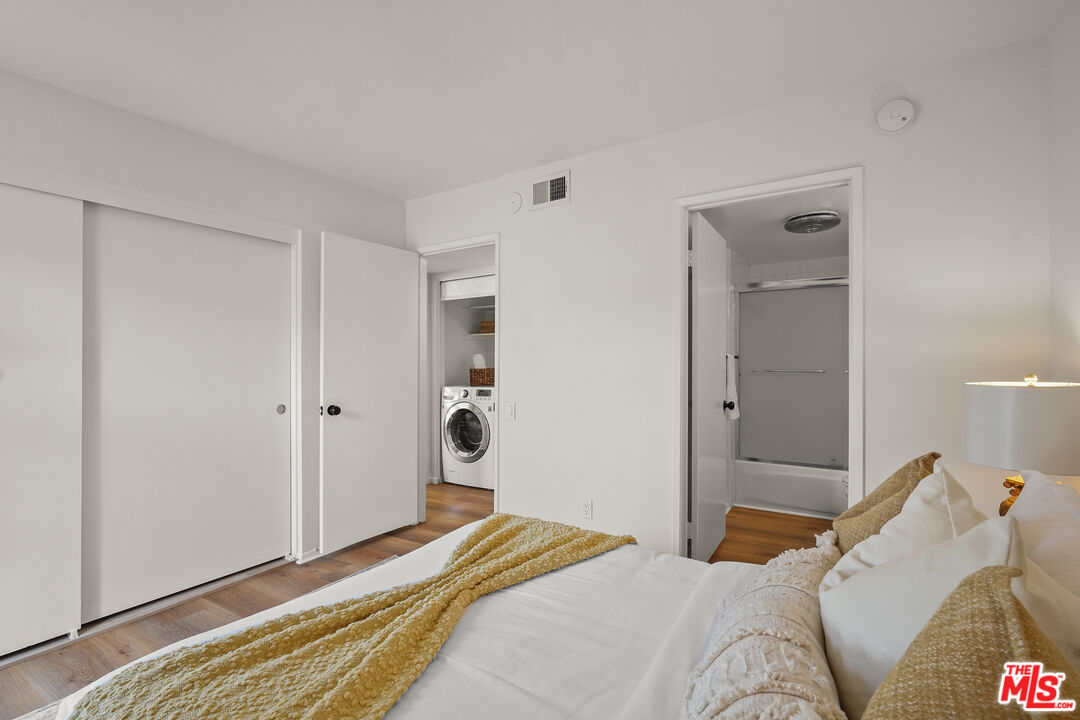 Los Angeles, California, 90025, United States, 2 Bedrooms Bedrooms, ,3 BathroomsBathrooms,Residential,For Sale,1940642